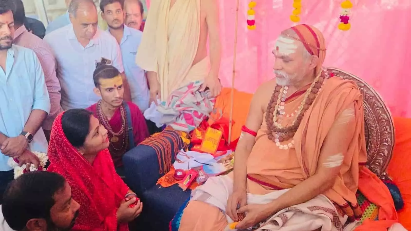 शंकराचार्य स्वामी अविमुक्तेश्वरानंद से राखी गौतम ने की शिष्टाचार भेंट