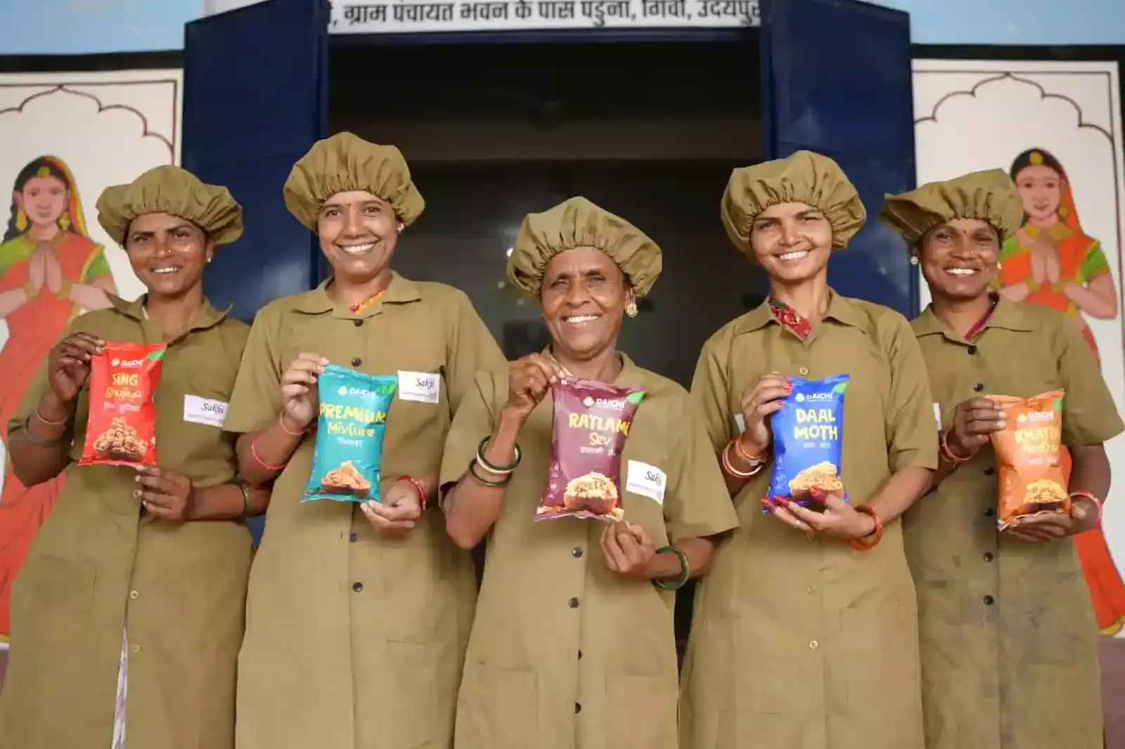 राजस्थान की ग्रामीण महिलाएं हिन्दुस्तान जिंक सखी परियोजना के तहत निर्मित दायची ब्रांड के उत्पाद प्रदर्शित करते हुए। राजस्थान की ग्रामीण महिलाएं हिन्दुस्तान जिंक सखी परियोजना के तहत निर्मित दायची ब्रांड के उत्पाद प्रदर्शित करते हुए।