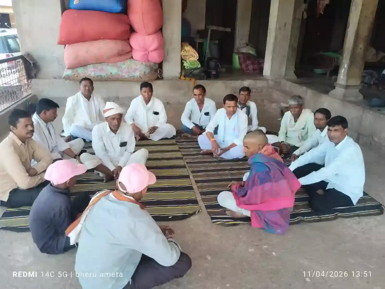 लसाड़िया के घाटा गांव में शोक संतप्त परिजनों से मुलाकात करते पूर्व सांसद रघुवीर सिंह मीणा। लसाड़िया के घाटा गांव में शोक संतप्त परिजनों से मुलाकात करते पूर्व सांसद रघुवीर सिंह मीणा।