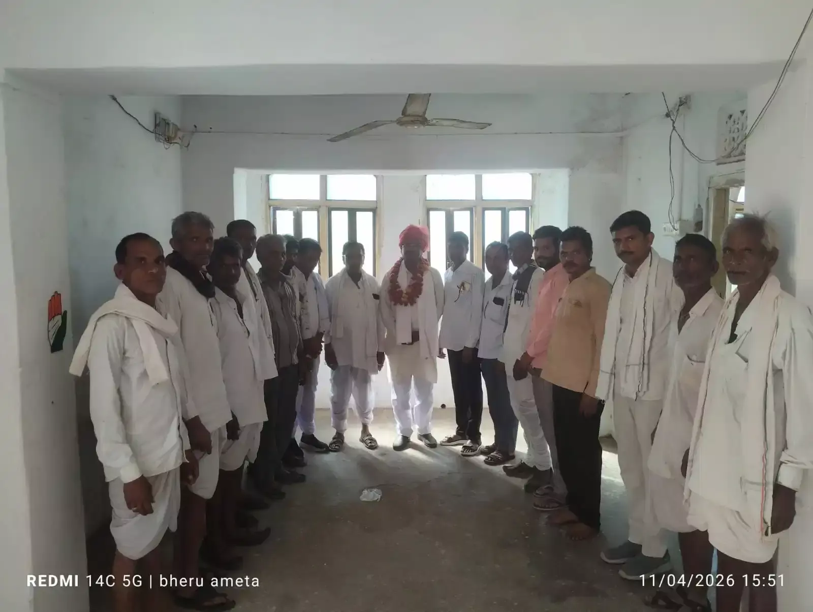 लसाड़िया में कांग्रेस कार्यकर्ताओं द्वारा पूर्व सांसद रघुवीर सिंह मीणा का माला और साफा पहनाकर स्वागत किया जाना। लसाड़िया में कांग्रेस कार्यकर्ताओं द्वारा पूर्व सांसद रघुवीर सिंह मीणा का माला और साफा पहनाकर स्वागत किया जाना।