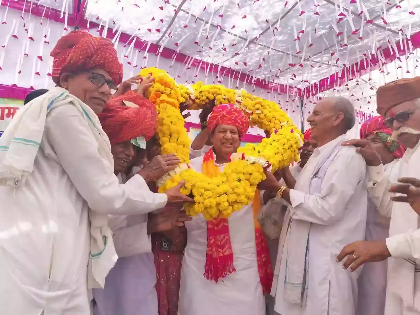 बूचौलाई में आयोजित राम रसिया दंगल कार्यक्रम के दौरान मंच पर भाजपा जिलाध्यक्ष मानसिंह गुर्जर का स्वागत करते ग्रामीण। बूचौलाई में आयोजित राम रसिया दंगल कार्यक्रम के दौरान मंच पर भाजपा जिलाध्यक्ष मानसिंह गुर्जर का स्वागत करते ग्रामीण।