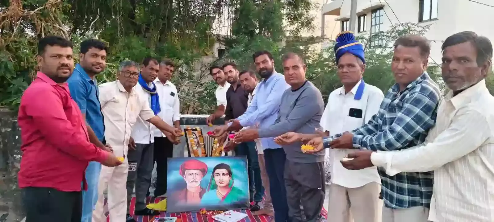 आमेट के रेगर समाज नोहरे में महात्मा ज्योतिराव फुले की जयंती पर श्रद्धासुमन अर्पित करते लोग। आमेट के रेगर समाज नोहरे में महात्मा ज्योतिराव फुले की जयंती पर श्रद्धासुमन अर्पित करते लोग।