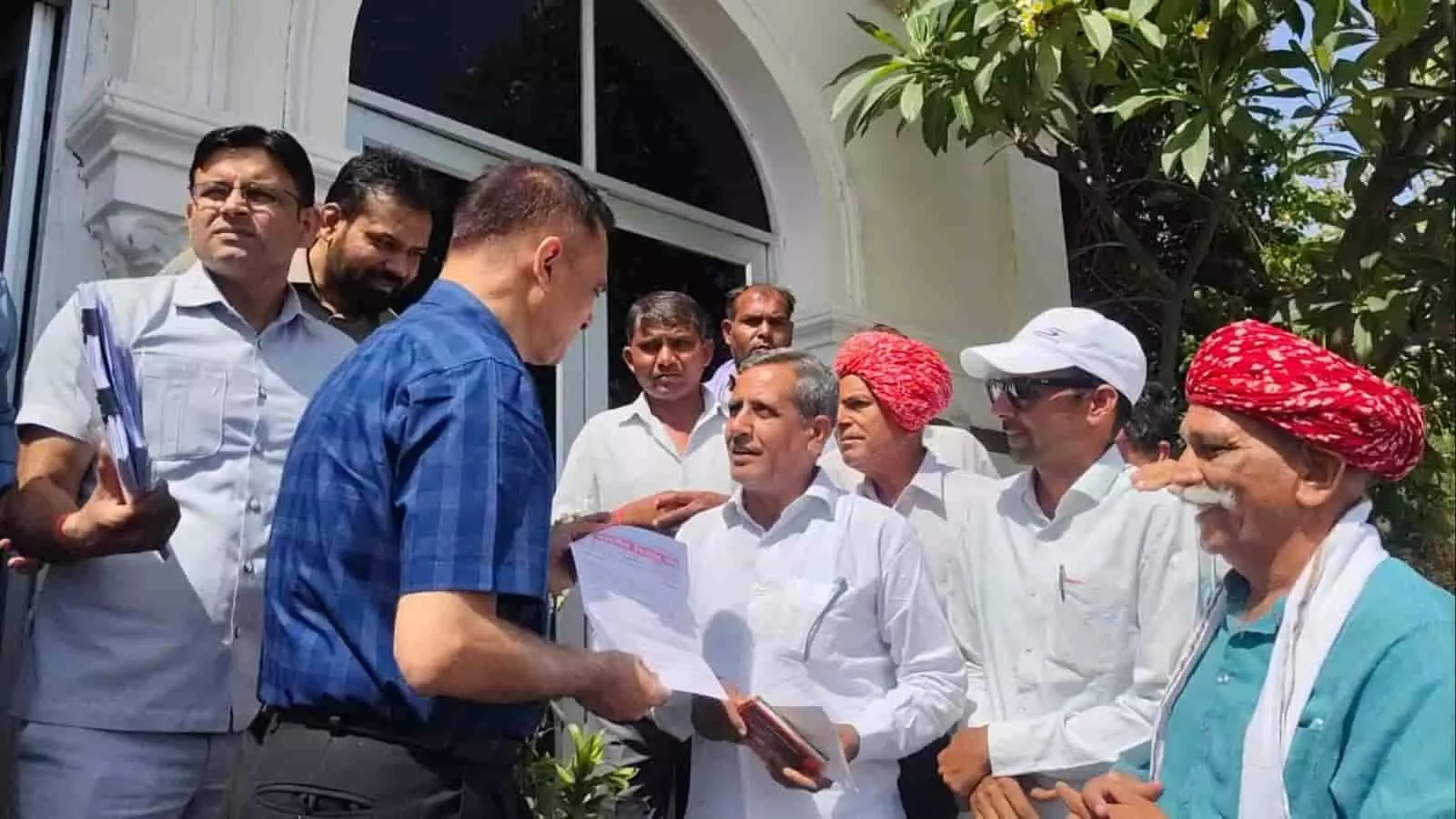 टोंक: मुख्य सचिव और कलेक्टर टीना डाबी ने सुनी किसानों की पीड़ा, मुआवजे का भरोसा टोंक: मुख्य सचिव और कलेक्टर टीना डाबी ने सुनी किसानों की पीड़ा, मुआवजे का भरोसा