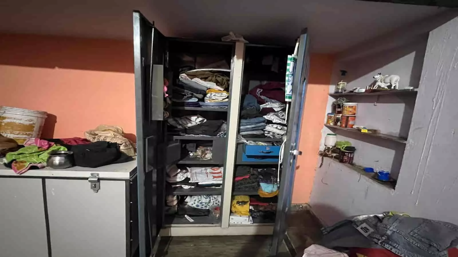 कपासन के गौराजी का निम्बाहेड़ा में दिनदहाड़े घर से लाखों की चोरी कपासन के गौराजी का निम्बाहेड़ा में दिनदहाड़े घर से लाखों की चोरी