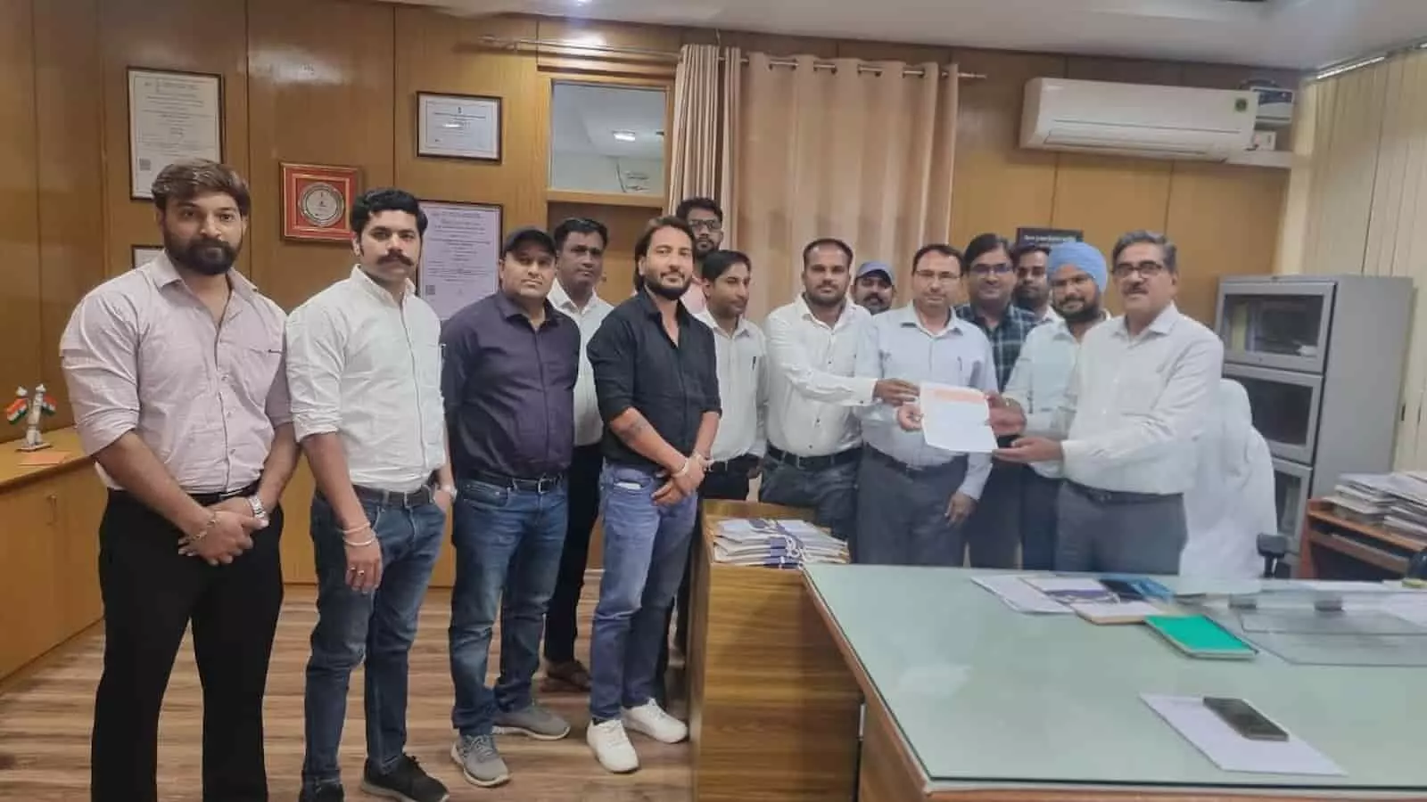 अजमेर डिस्कॉम: ऊर्जा लेखा संवर्ग के पुनर्गठन के लिए एमडी को सौंपा ज्ञापन अजमेर डिस्कॉम: ऊर्जा लेखा संवर्ग के पुनर्गठन के लिए एमडी को सौंपा ज्ञापन