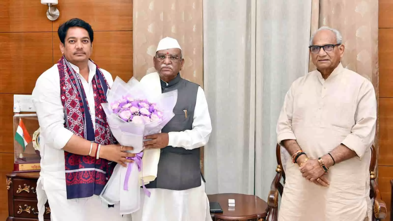 राज्यपाल हरिभाऊ बागडे से मिले मंत्री अविनाश गहलोत और सांसद राजेंद्र गहलोत राज्यपाल हरिभाऊ बागडे से मिले मंत्री अविनाश गहलोत और सांसद राजेंद्र गहलोत