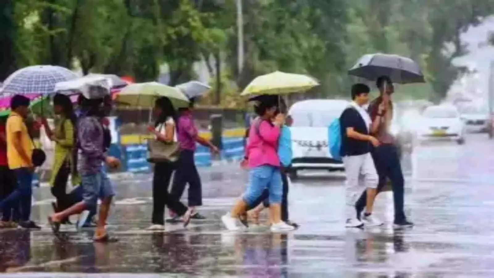बारिश के दौरान सड़क पर रंग-बिरंगे छाते लेकर चलते लोग दक्षिण भारत के मौसमी संदर्भ में। बारिश के दौरान सड़क पर रंग-बिरंगे छाते लेकर चलते लोग दक्षिण भारत के मौसमी संदर्भ में।