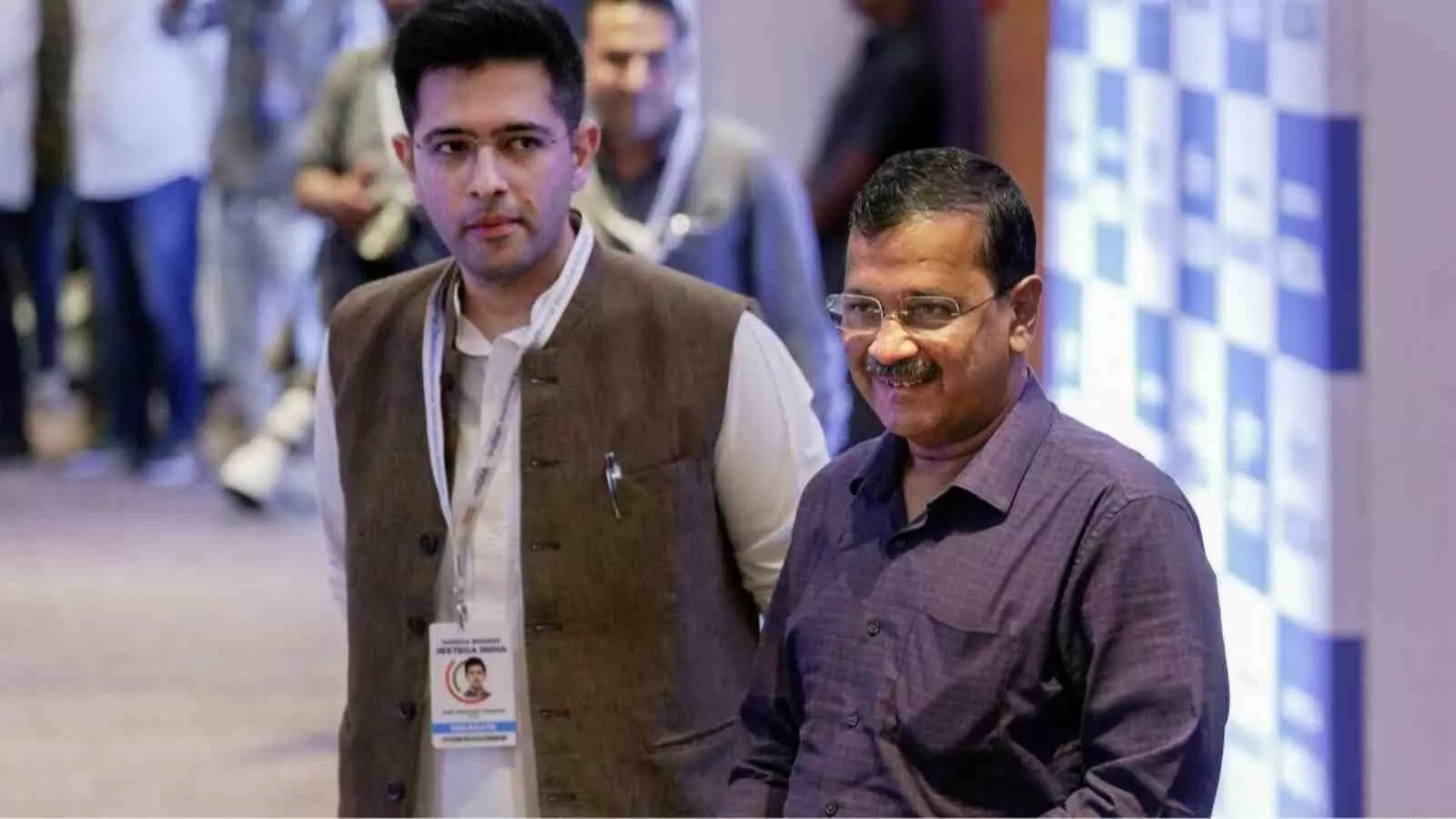 सफेद कुर्ते और भूरे जैकेट में राघव चड्ढा और नीली शर्ट में अरविंद केजरीवाल एक कार्यक्रम में मौजूद हैं। सफेद कुर्ते और भूरे जैकेट में राघव चड्ढा और नीली शर्ट में अरविंद केजरीवाल एक कार्यक्रम में मौजूद हैं।