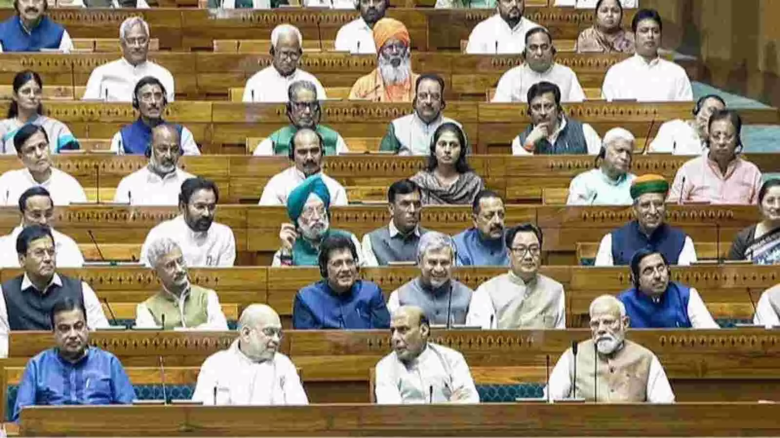 संसद सदन के भीतर प्रधानमंत्री नरेंद्र मोदी और अन्य केंद्रीय मंत्री बेंच पर बैठे हुए विधायी चर्चा में भाग ले रहे हैं। संसद सदन के भीतर प्रधानमंत्री नरेंद्र मोदी और अन्य केंद्रीय मंत्री बेंच पर बैठे हुए विधायी चर्चा में भाग ले रहे हैं।