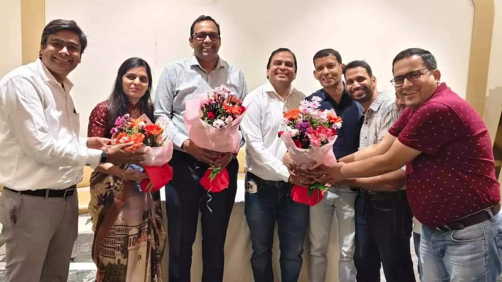 मुंबई में मेवाड़ माहेश्वरी मंडल की नई कार्यकारिणी के नवनियुक्त पदाधिकारी सामूहिक रूप से खड़े हुए।