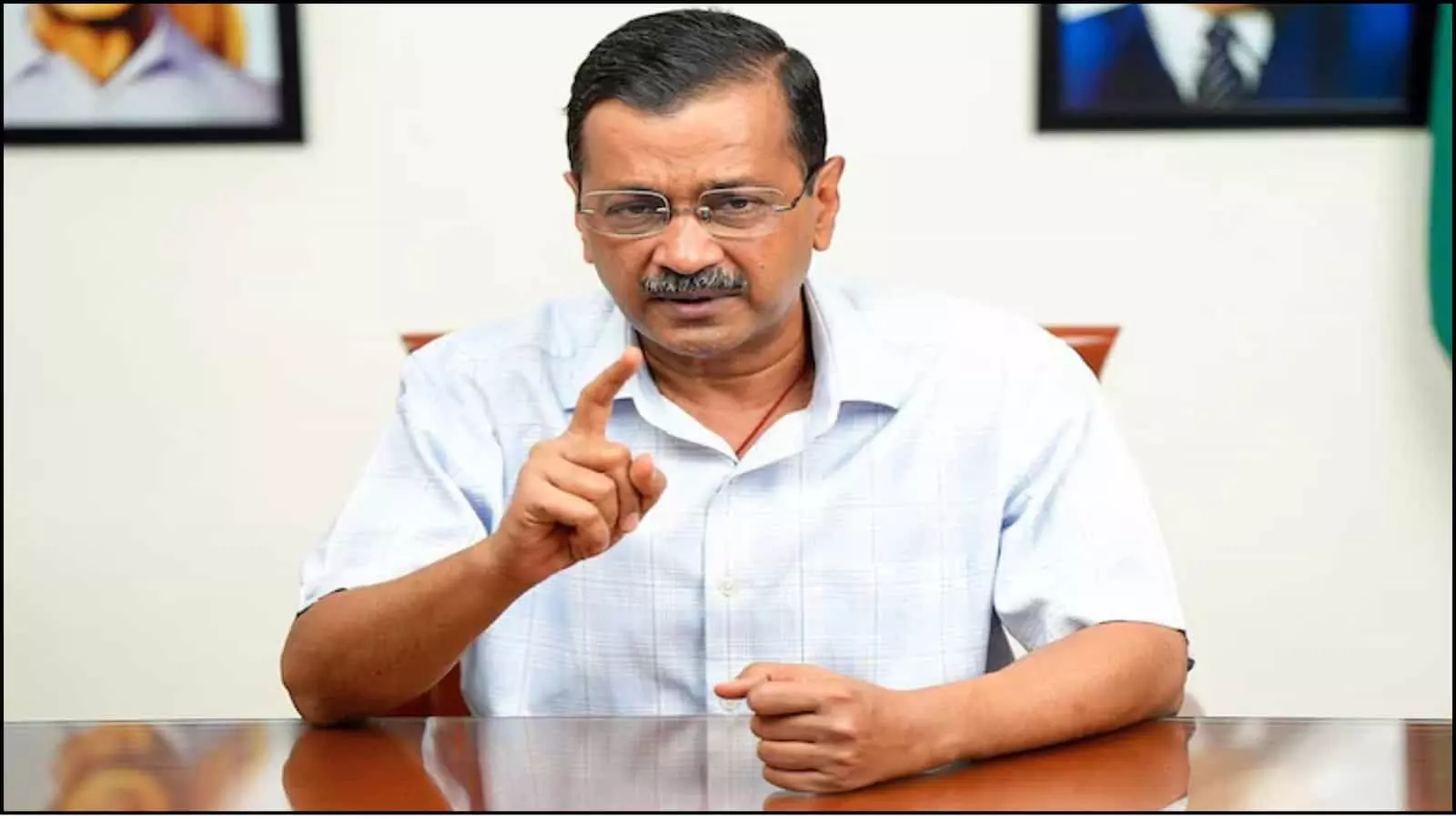 दिल्ली के मुख्यमंत्री अरविंद केजरीवाल एक मेज पर बैठकर अपनी बात रखते हुए दिखाई दे रहे हैं दिल्ली के मुख्यमंत्री अरविंद केजरीवाल एक मेज पर बैठकर अपनी बात रखते हुए दिखाई दे रहे हैं