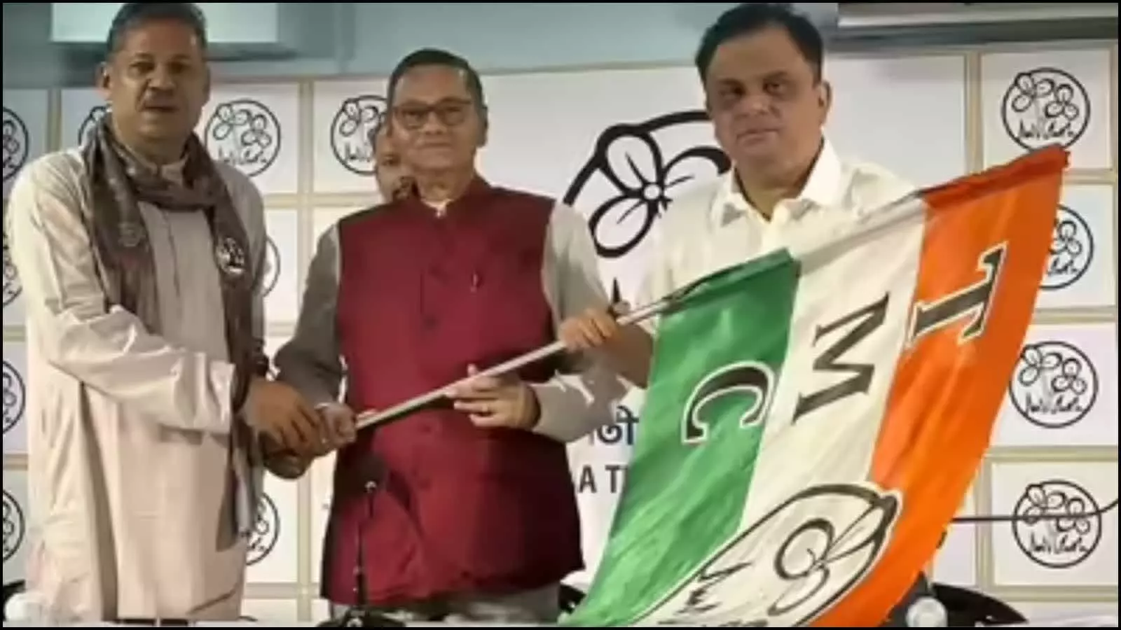 चंद्र कुमार बोस कोलकाता में अन्य नेताओं के साथ तृणमूल कांग्रेस का झंडा पकड़कर खड़े हुए दिखाई दे रहे हैं। चंद्र कुमार बोस कोलकाता में अन्य नेताओं के साथ तृणमूल कांग्रेस का झंडा पकड़कर खड़े हुए दिखाई दे रहे हैं।