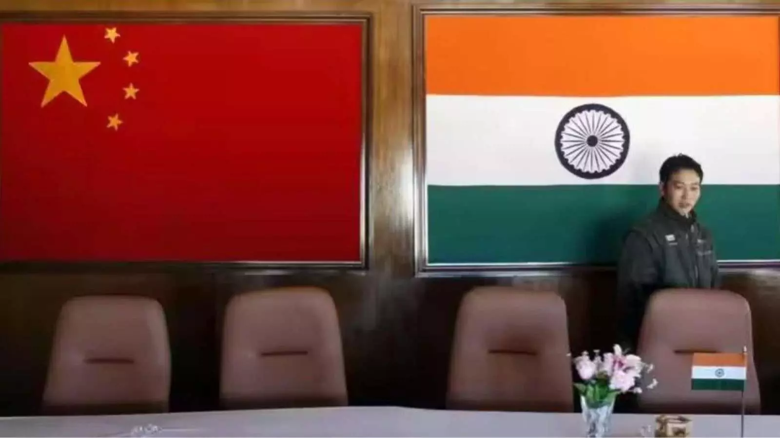 एक बैठक कक्ष की दीवार पर भारत और चीन के झंडे लगे हुए हैं। एक बैठक कक्ष की दीवार पर भारत और चीन के झंडे लगे हुए हैं।