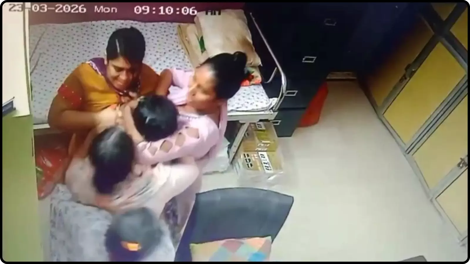 पुणे के शेल्टर होम में महिलाओं द्वारा केयरटेकर पर हमला करने का सीसीटीवी फुटेज। पुणे के शेल्टर होम में महिलाओं द्वारा केयरटेकर पर हमला करने का सीसीटीवी फुटेज।