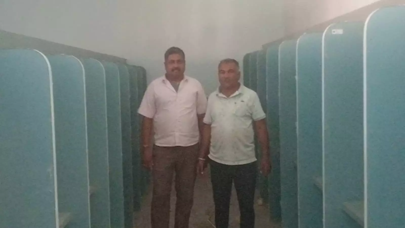 रायपुर में माली समाज की निर्माणाधीन लाइब्रेरी का निरीक्षण करते वरिष्ठ सदस्य कैलाश चंद्र गोपाल चौहान और सहयोगी सदस्य। रायपुर में माली समाज की निर्माणाधीन लाइब्रेरी का निरीक्षण करते वरिष्ठ सदस्य कैलाश चंद्र गोपाल चौहान और सहयोगी सदस्य।