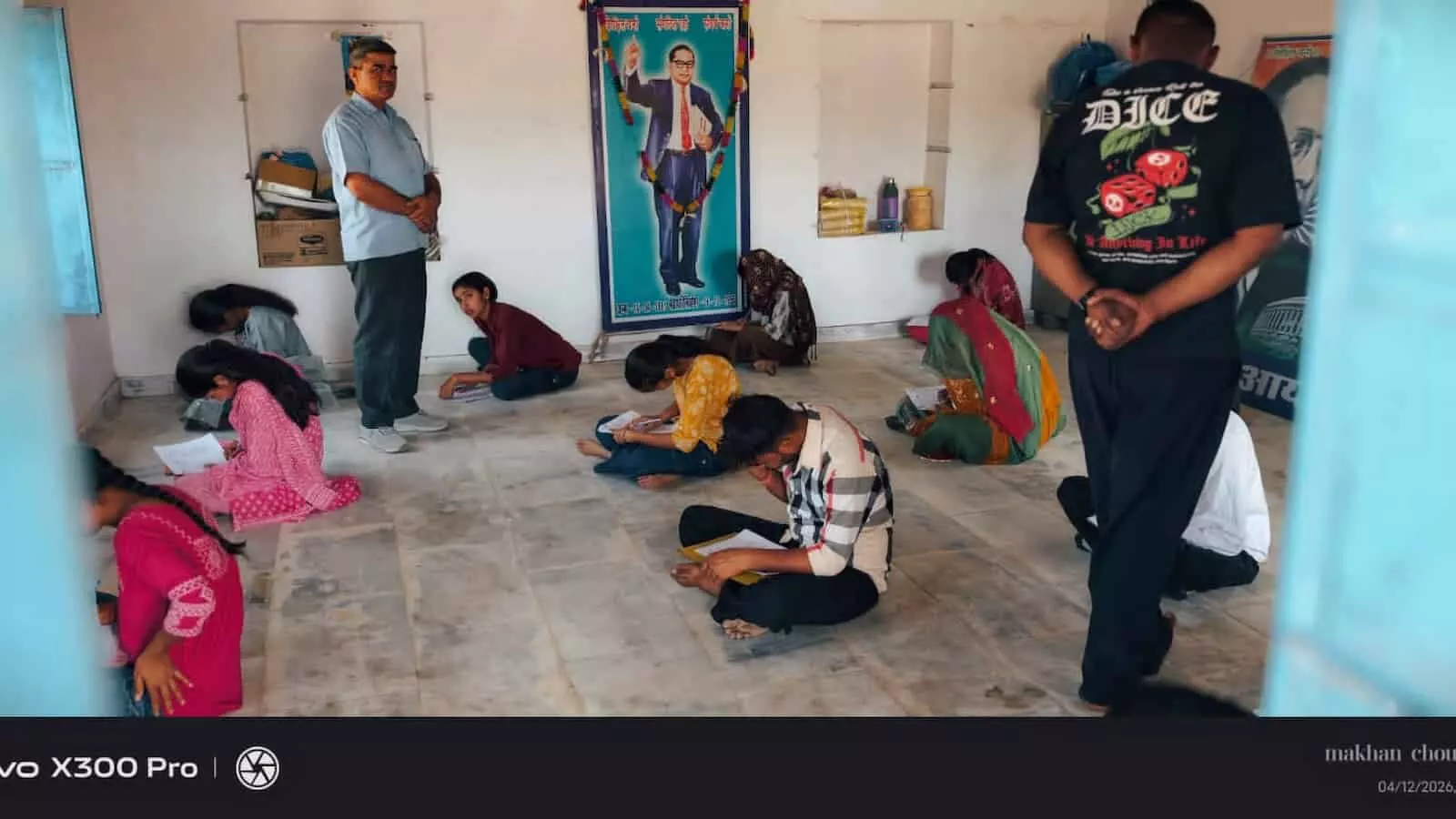 रामगढ़ के अंबेडकर पार्क में फर्श पर बैठकर लिखित परीक्षा देते छात्र और छात्राएं। रामगढ़ के अंबेडकर पार्क में फर्श पर बैठकर लिखित परीक्षा देते छात्र और छात्राएं।