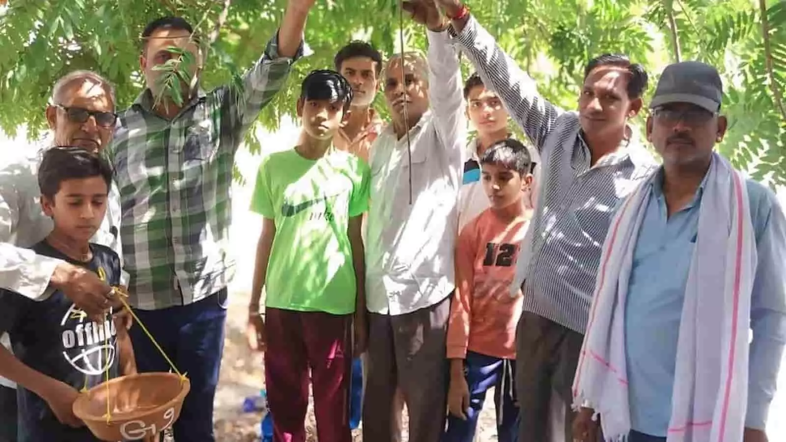 चित्तौड़गढ़: प्रताप नगर में समाजसेवियों ने पक्षियों के लिए बांधे परिंडे