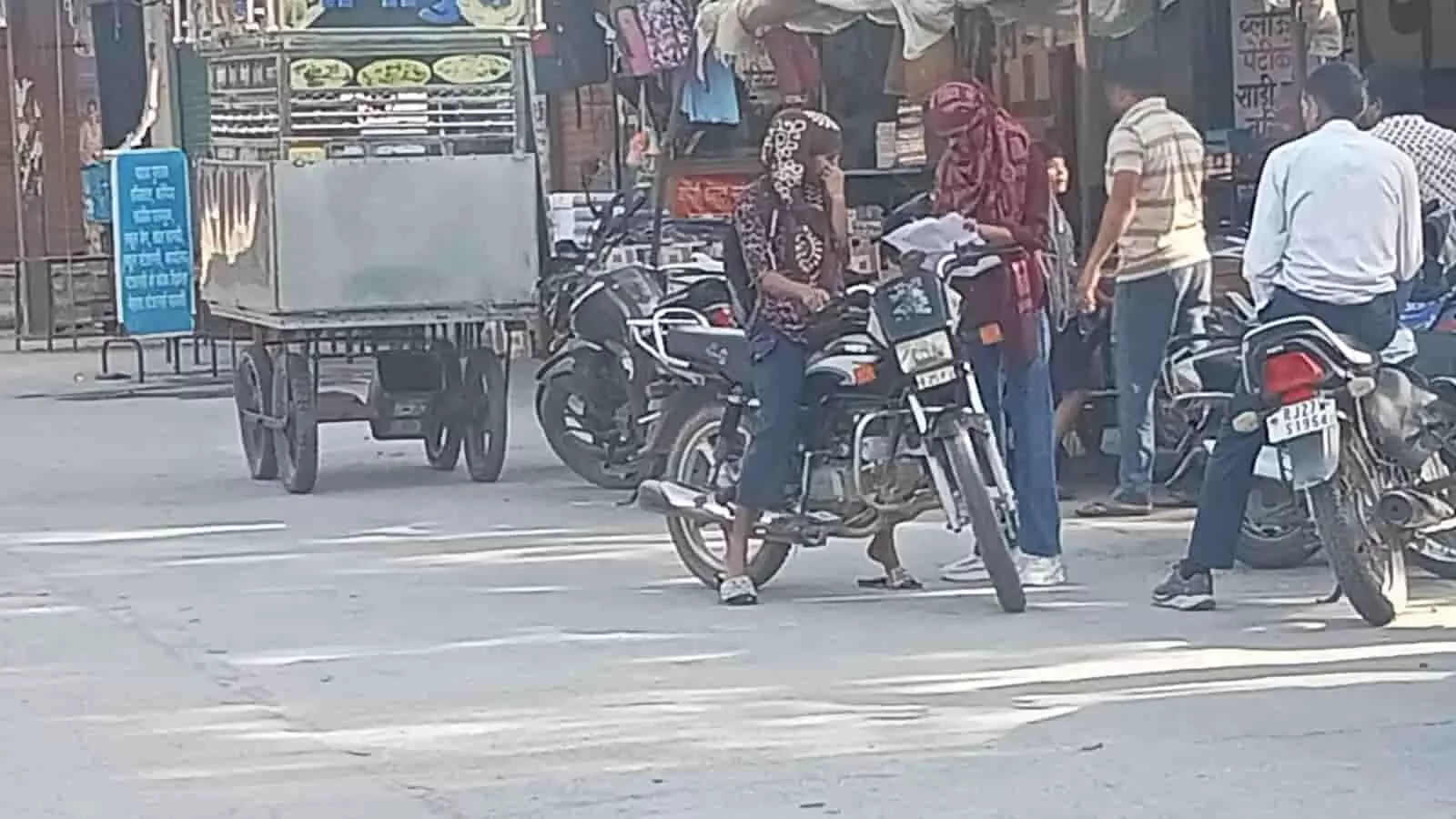 मावली के सरकारी स्कूल के मुख्य द्वार पर खड़ी पानी-पूरी की लारी और मोटर साइकिल के पास खड़े परीक्षार्थी। मावली के सरकारी स्कूल के मुख्य द्वार पर खड़ी पानी-पूरी की लारी और मोटर साइकिल के पास खड़े परीक्षार्थी।