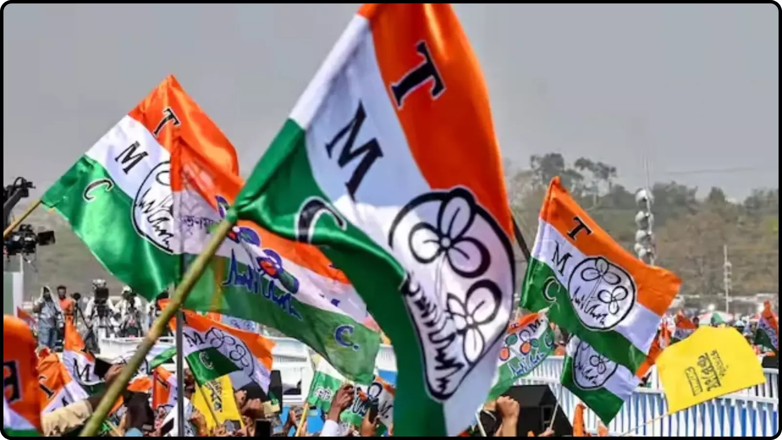 मैदान में लहराते तृणमूल कांग्रेस के झंडे पश्चिम बंगाल में राजनीतिक माहौल के संदर्भ में। मैदान में लहराते तृणमूल कांग्रेस के झंडे पश्चिम बंगाल में राजनीतिक माहौल के संदर्भ में।