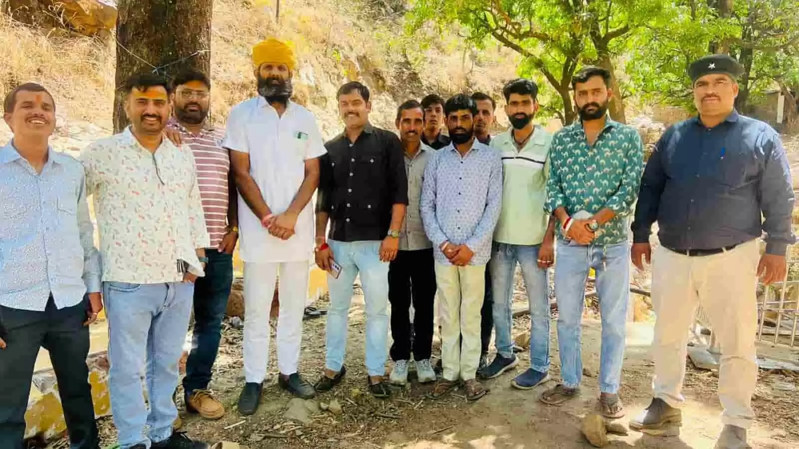 भीमकुंड आश्रम ओगणा में महाराणा सांगा की तस्वीर पर पुष्पांजलि अर्पित करते हुए मुख्य अतिथि और सामाजिक कार्यकर्ता। भीमकुंड आश्रम ओगणा में महाराणा सांगा की तस्वीर पर पुष्पांजलि अर्पित करते हुए मुख्य अतिथि और सामाजिक कार्यकर्ता।
