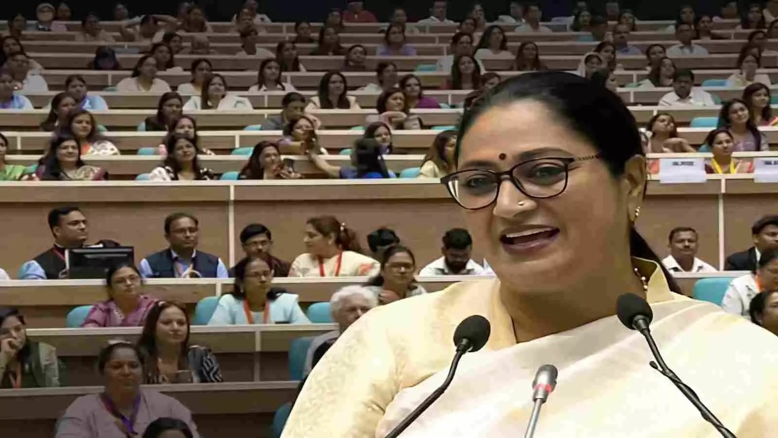 विज्ञान भवन में आयोजित नारी शक्ति वंदन सम्मेलन के दौरान मंच पर संबोधन देती दिल्ली की मुख्यमंत्री रेखा गुप्ता। विज्ञान भवन में आयोजित नारी शक्ति वंदन सम्मेलन के दौरान मंच पर संबोधन देती दिल्ली की मुख्यमंत्री रेखा गुप्ता।