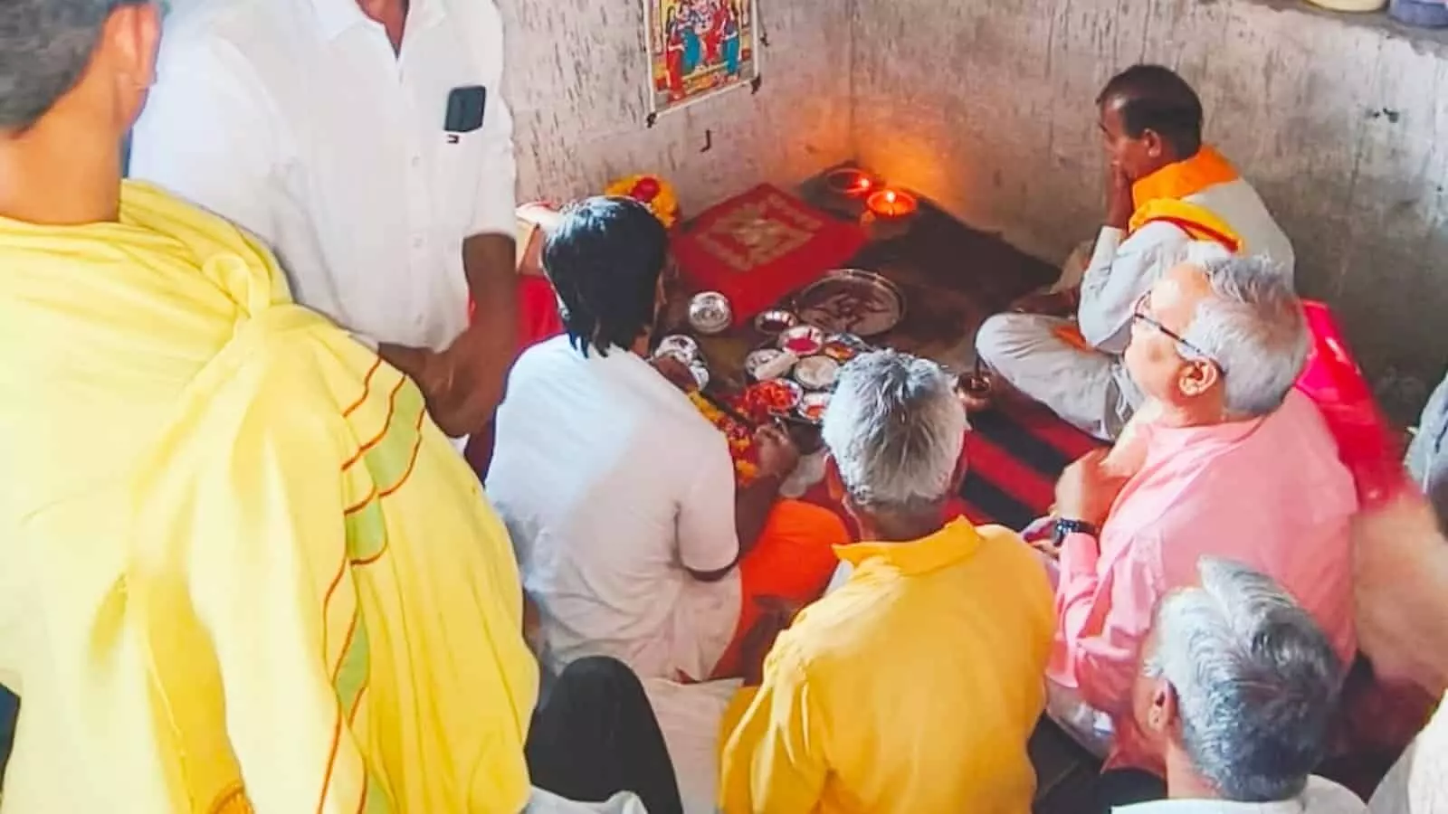 कपासन के सांवलिया महादेव मंदिर में प्राण प्रतिष्ठा महोत्सव के दौरान पूजन करते हुए पंडित और श्रद्धालु। कपासन के सांवलिया महादेव मंदिर में प्राण प्रतिष्ठा महोत्सव के दौरान पूजन करते हुए पंडित और श्रद्धालु।