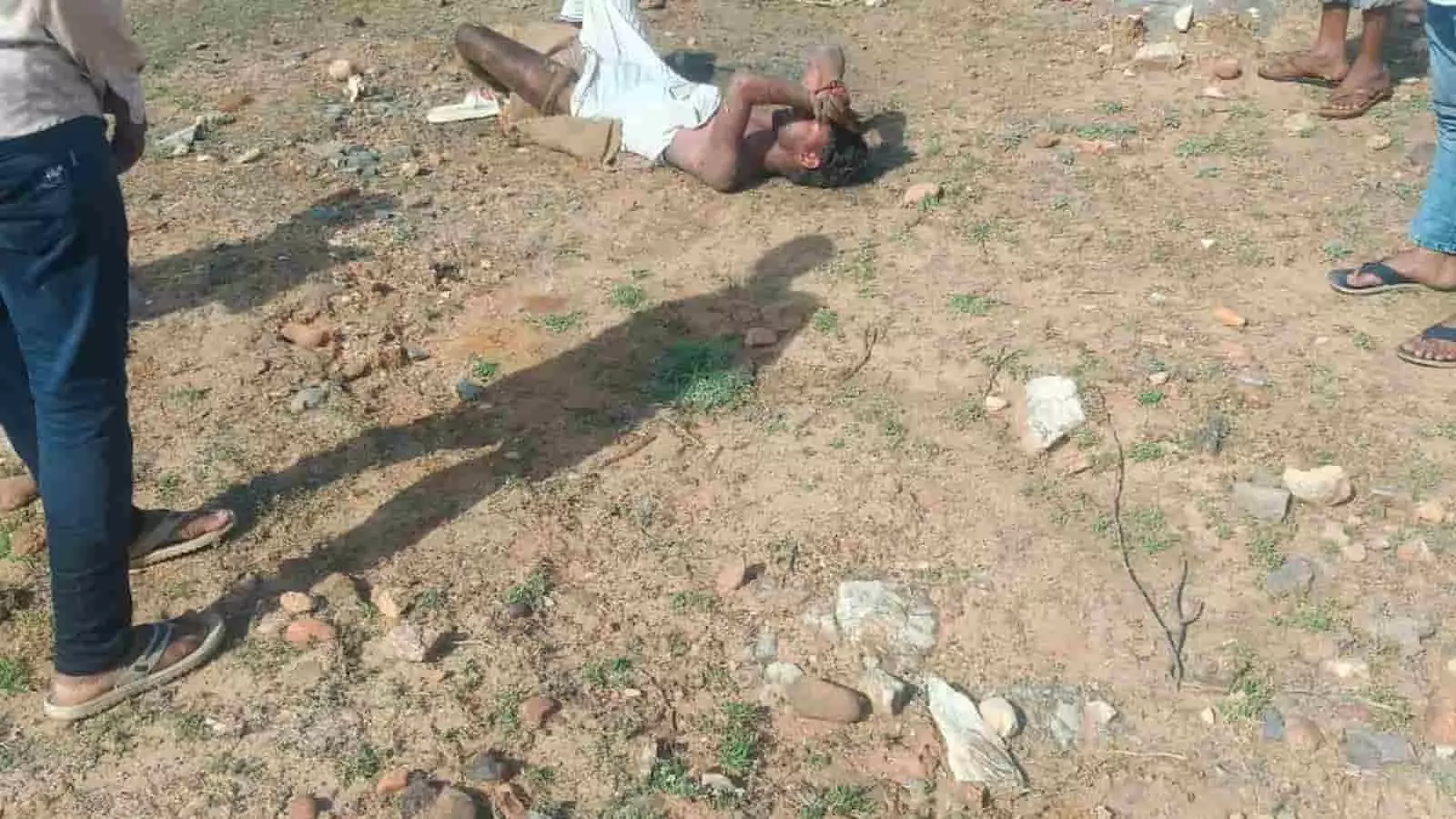 भीलवाड़ा के शकरगढ़ में सड़क किनारे जली हुई मोटरसाइकिल और जांच करती पुलिस टीम। भीलवाड़ा के शकरगढ़ में सड़क किनारे जली हुई मोटरसाइकिल और जांच करती पुलिस टीम।