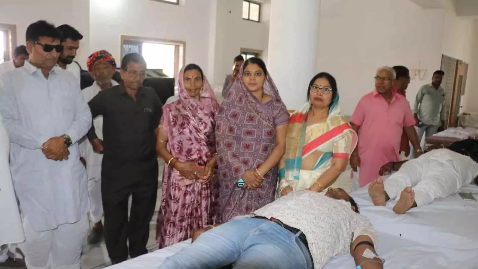 रायपुर के श्री हस्ती गुरु पावन धाम में रक्तदान करते युवा और उपस्थित चिकित्सा कर्मी रायपुर के श्री हस्ती गुरु पावन धाम में रक्तदान करते युवा और उपस्थित चिकित्सा कर्मी