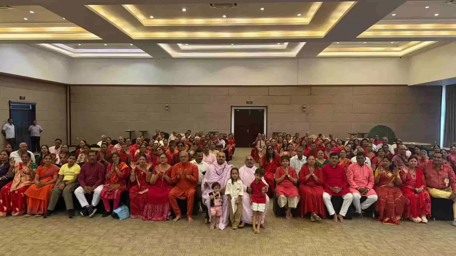 श्रीलंका के बेनटोटा में सत्संग के दौरान मंच से श्रद्धालुओं को संबोधित करते संत दिग्विजय राम। श्रीलंका के बेनटोटा में सत्संग के दौरान मंच से श्रद्धालुओं को संबोधित करते संत दिग्विजय राम।
