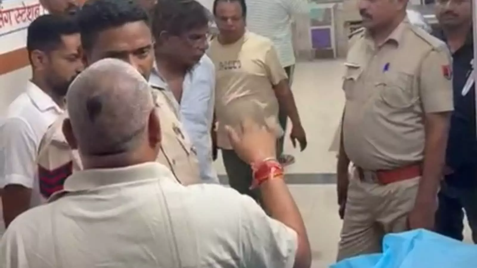 छोटीसादड़ी में नेशनल हाईवे पर सड़क दुर्घटना के बाद घटनास्थल पर जमा पुलिस और स्थानीय लोग छोटीसादड़ी में नेशनल हाईवे पर सड़क दुर्घटना के बाद घटनास्थल पर जमा पुलिस और स्थानीय लोग