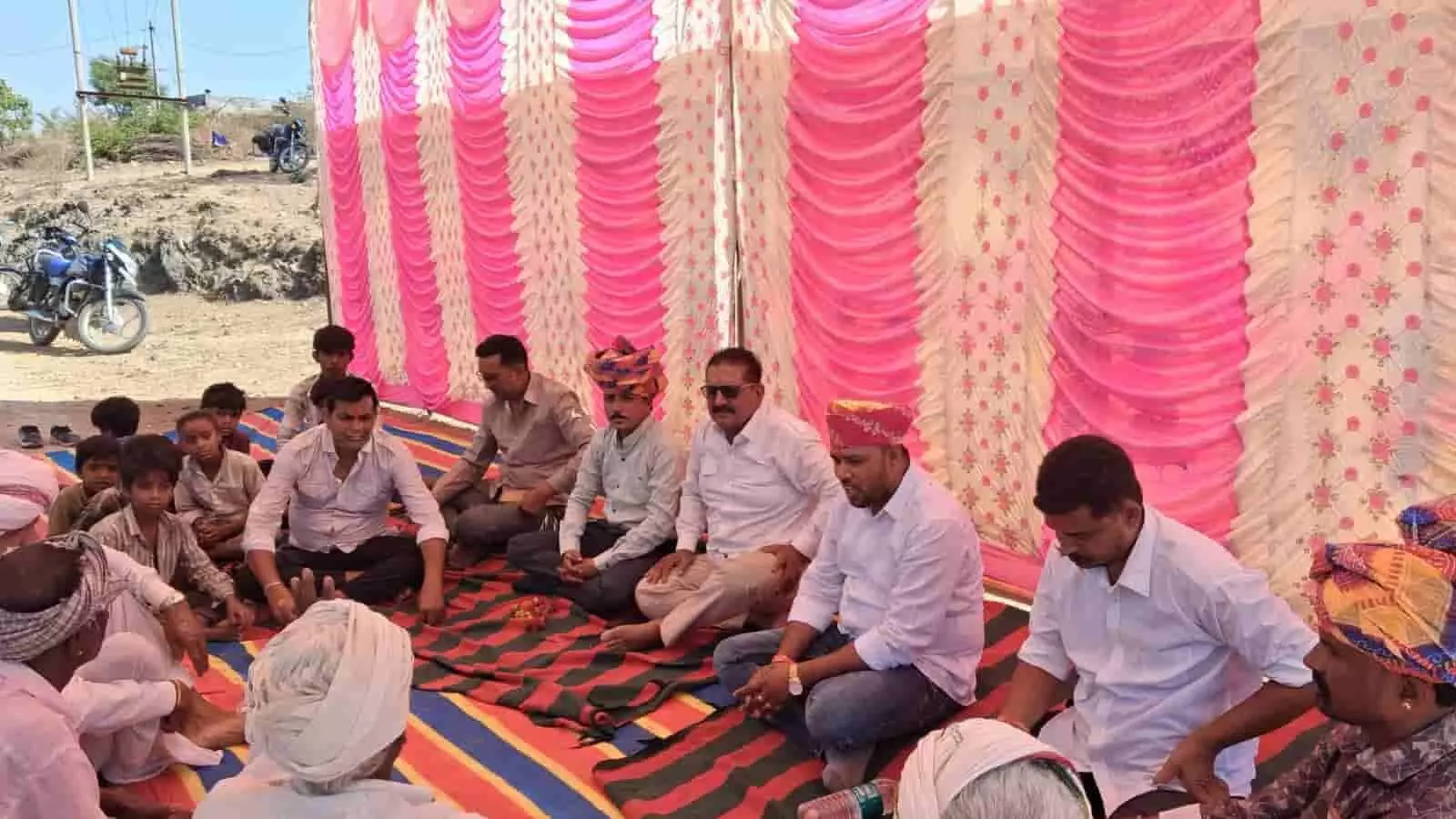 लसाडिया में भाजपा संगठनात्मक बैठक के दौरान मंच पर बैठे पदाधिकारी और उपस्थित कार्यकर्ता। लसाडिया में भाजपा संगठनात्मक बैठक के दौरान मंच पर बैठे पदाधिकारी और उपस्थित कार्यकर्ता।