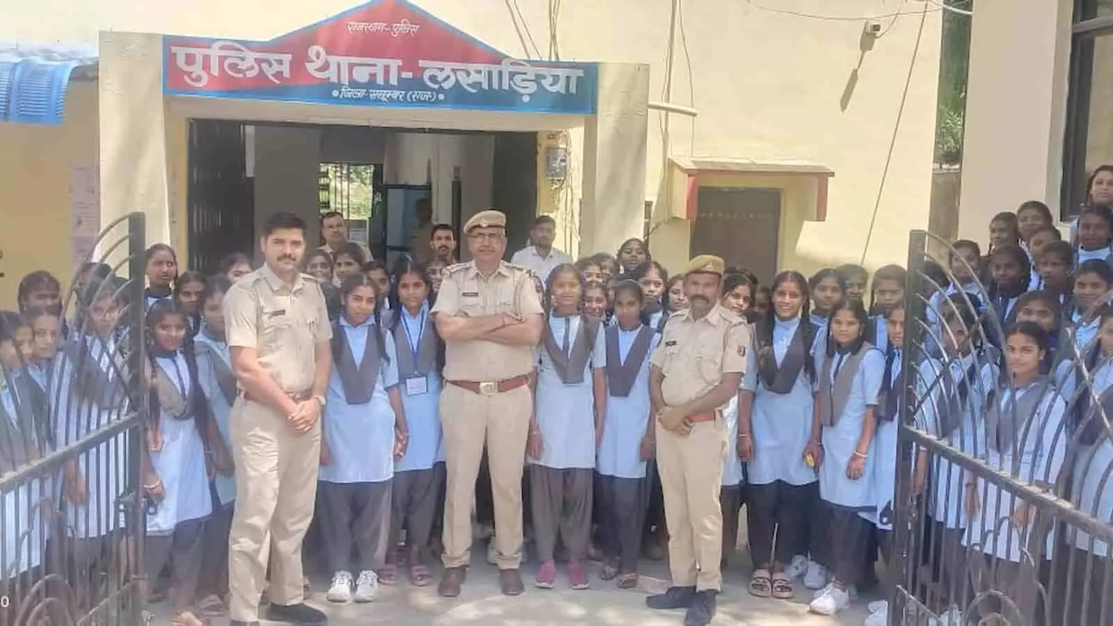 लसाडिया पुलिस थाने में छात्राओं को हथियारों और कानून की जानकारी देते पुलिस अधिकारी। लसाडिया पुलिस थाने में छात्राओं को हथियारों और कानून की जानकारी देते पुलिस अधिकारी।