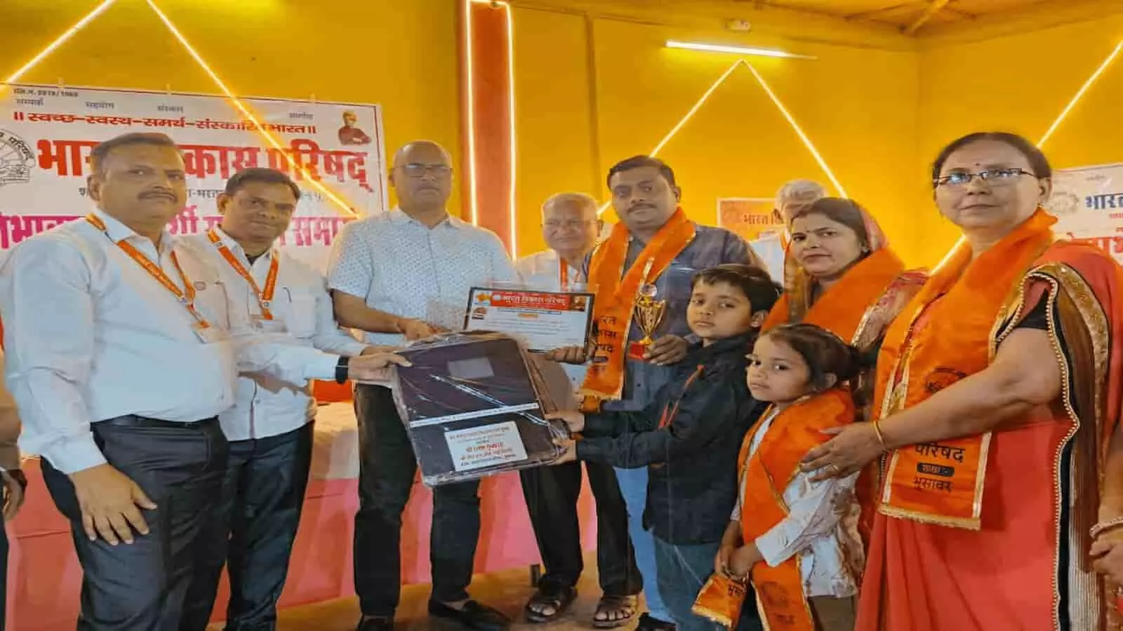 कलावती वाटिका भुसावर में मेधावी छात्र सम्मान समारोह के दौरान मंच पर पुरस्कार प्राप्त करते विद्यार्थी और अतिथि। कलावती वाटिका भुसावर में मेधावी छात्र सम्मान समारोह के दौरान मंच पर पुरस्कार प्राप्त करते विद्यार्थी और अतिथि।