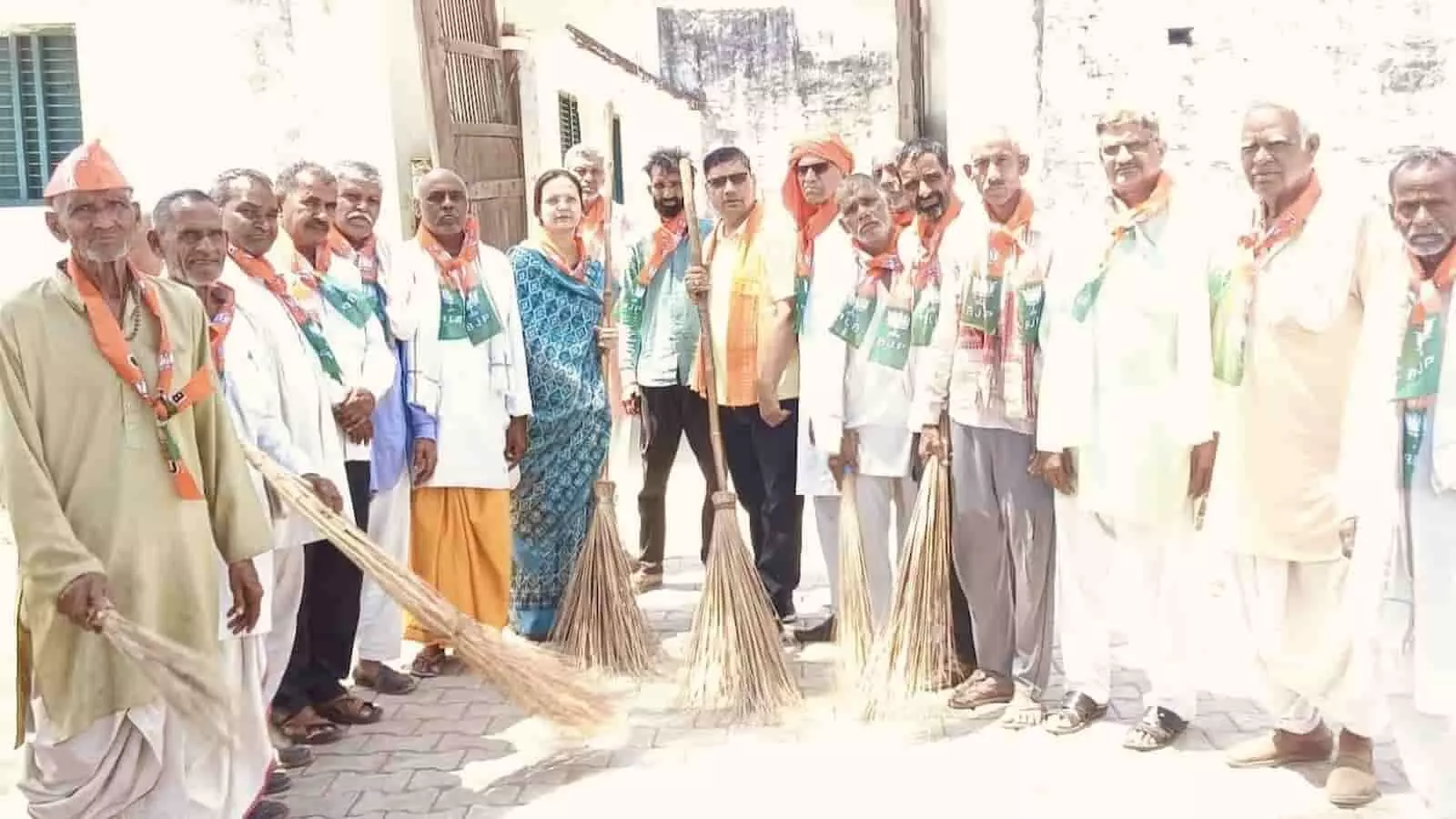 गिरसै के गोपाल जी मंदिर परिसर में स्वच्छता अभियान चलाते भाजपा कार्यकर्ता और पदाधिकारी। गिरसै के गोपाल जी मंदिर परिसर में स्वच्छता अभियान चलाते भाजपा कार्यकर्ता और पदाधिकारी।