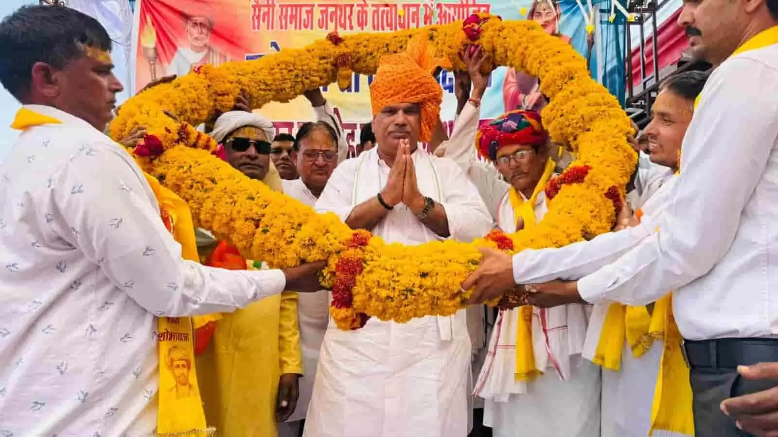 डीग के जनूथर में आयोजित प्रतिभा सम्मान समारोह में मंच पर मौजूद राजस्थान के गृह राज्य मंत्री जवाहर सिंह बेढ़म। डीग के जनूथर में आयोजित प्रतिभा सम्मान समारोह में मंच पर मौजूद राजस्थान के गृह राज्य मंत्री जवाहर सिंह बेढ़म।
