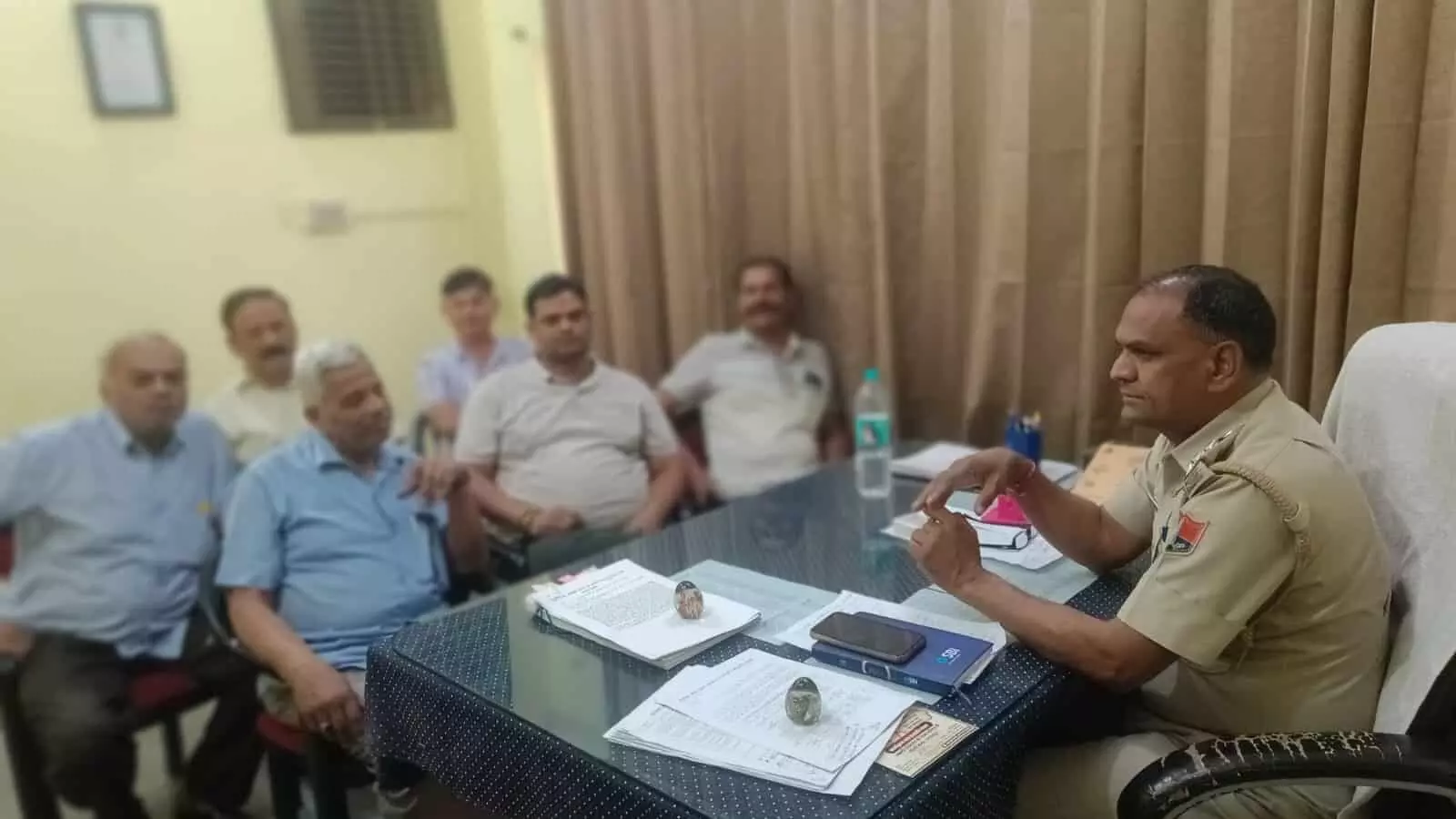 भुसावर थाना परिसर में पुलिस अधिकारी और व्यापारिक संगठन के पदाधिकारी सुरक्षा बैठक के दौरान चर्चा करते हुए। भुसावर थाना परिसर में पुलिस अधिकारी और व्यापारिक संगठन के पदाधिकारी सुरक्षा बैठक के दौरान चर्चा करते हुए।
