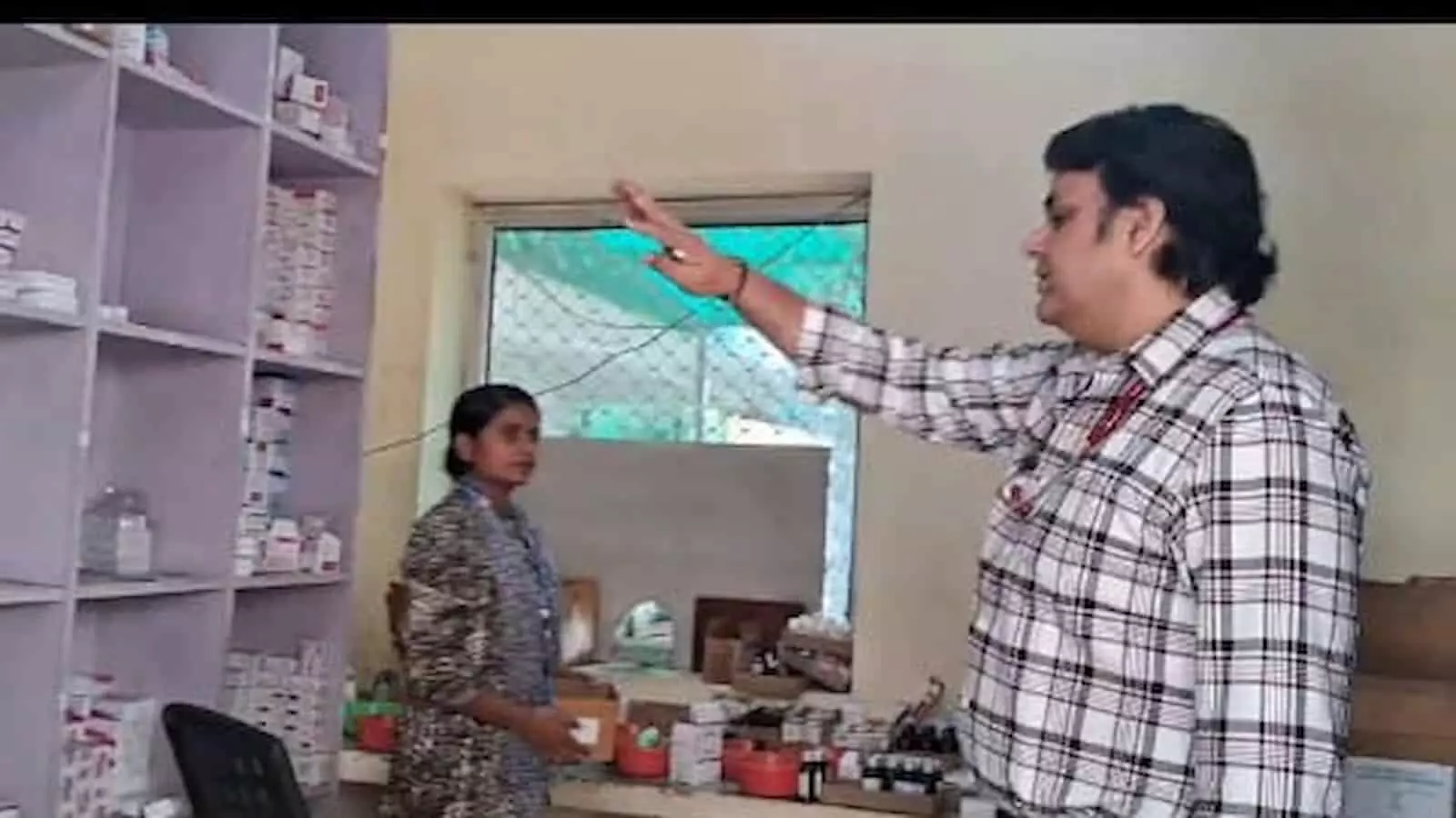 डीग जिला अस्पताल के वार्ड में मरीजों का हालचाल जानते पीएमओ डॉ जीतेन्द्र सिंह फौजदार। डीग जिला अस्पताल के वार्ड में मरीजों का हालचाल जानते पीएमओ डॉ जीतेन्द्र सिंह फौजदार।