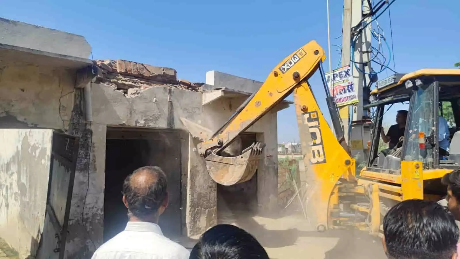 भरतपुर में गोलपुरा रोड पर नगर निगम द्वारा जेसीबी मशीन से अवैध पक्के निर्माण गिराए जा रहे हैं।