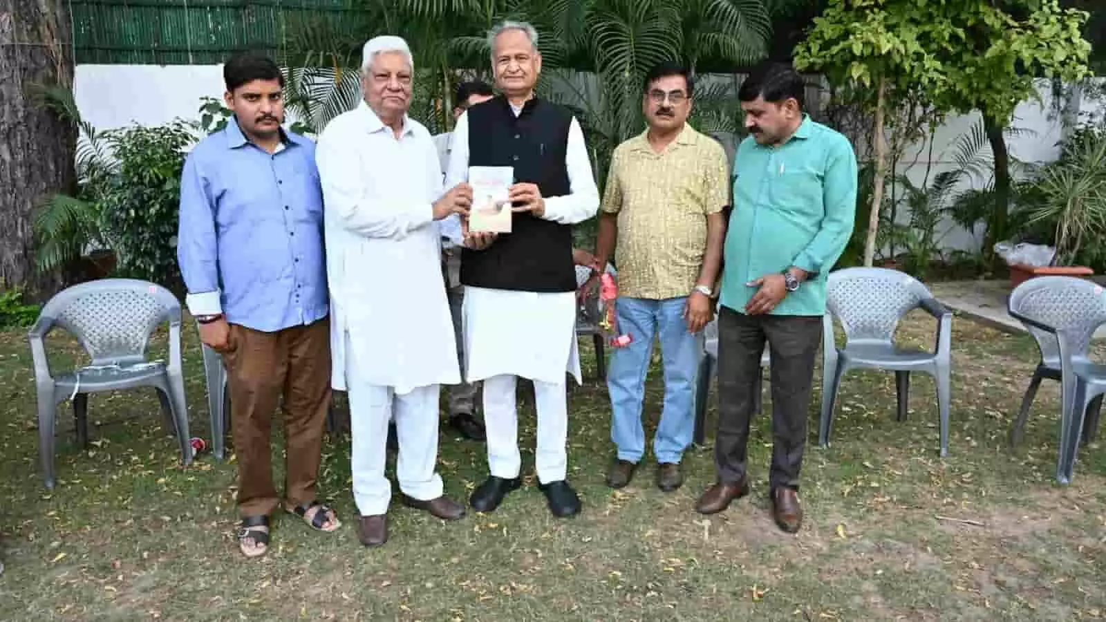 पूर्व मुख्यमंत्री अशोक गहलोत जयपुर में लेखक बांकेबिहारी के साथ शोध पुस्तक का विमोचन और अवलोकन करते हुए। पूर्व मुख्यमंत्री अशोक गहलोत जयपुर में लेखक बांकेबिहारी के साथ शोध पुस्तक का विमोचन और अवलोकन करते हुए।