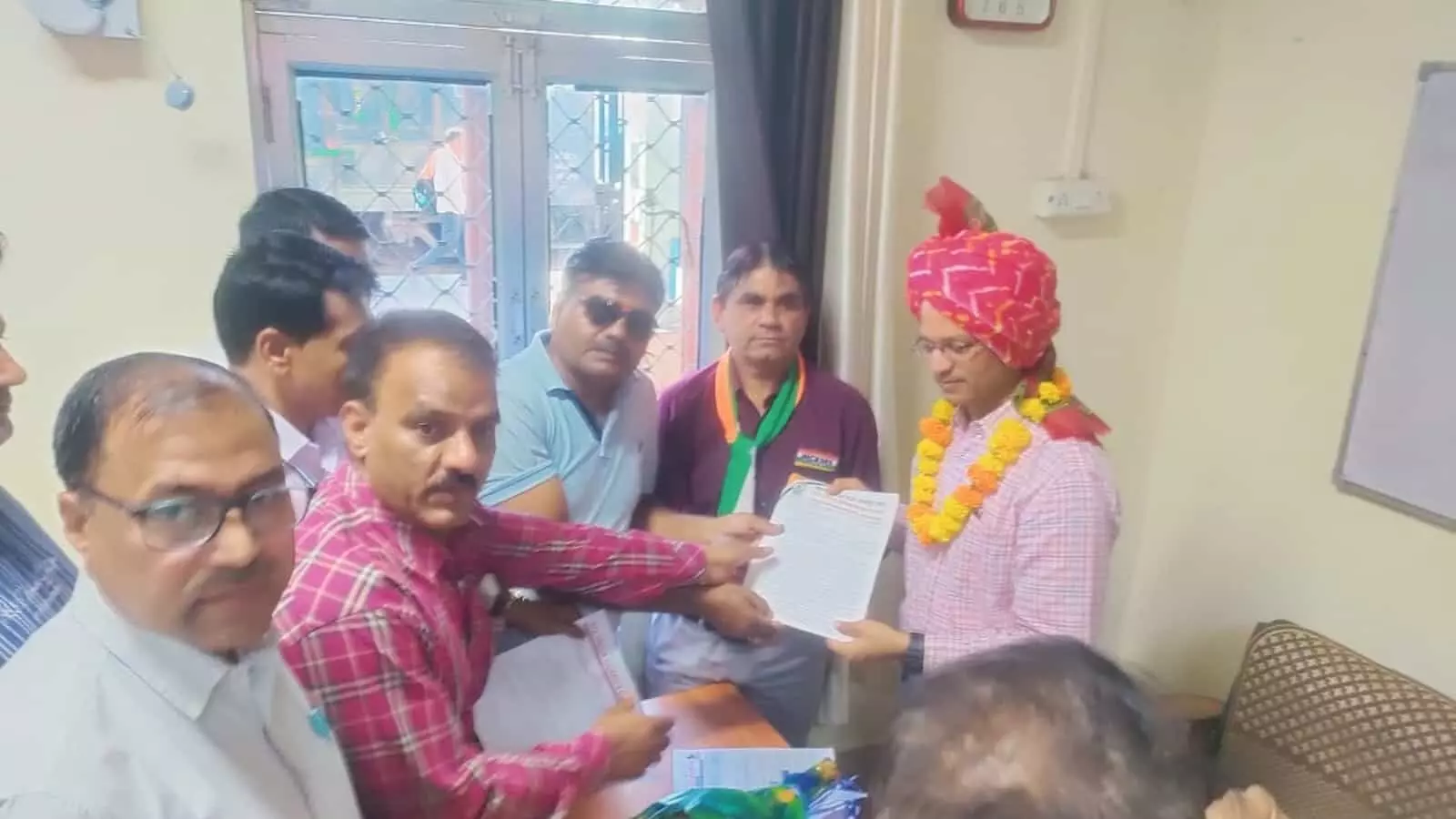 गंगापुर सिटी में रेलवे ट्रैक के पास खड़े होकर विरोध प्रदर्शन करते हुए मजदूर संघ के कर्मचारी। गंगापुर सिटी में रेलवे ट्रैक के पास खड़े होकर विरोध प्रदर्शन करते हुए मजदूर संघ के कर्मचारी।