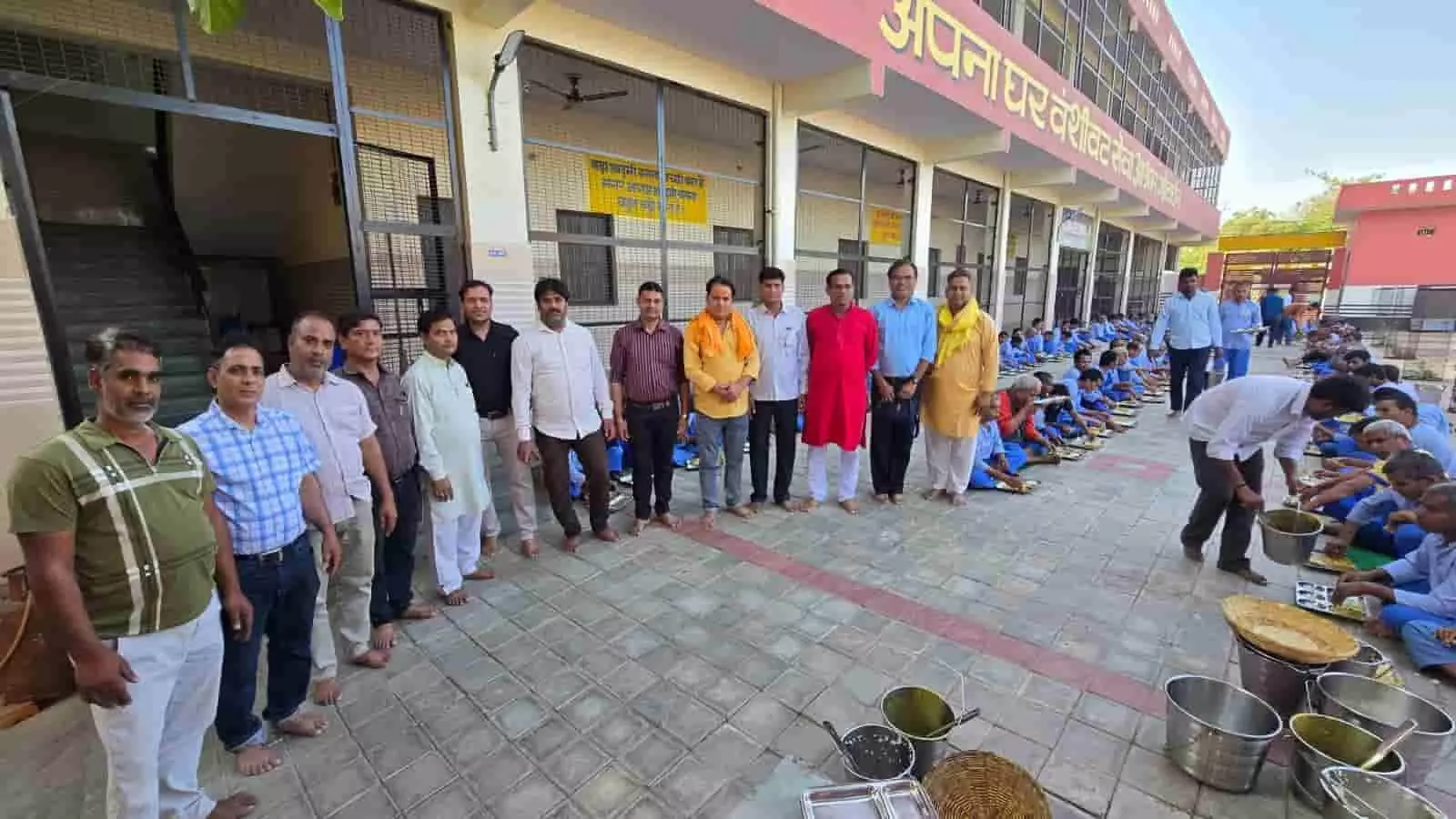 अपना घर आश्रम में युवा शक्ति संगठन के सदस्य प्रभु जनों को भोजन परोसते हुए। अपना घर आश्रम में युवा शक्ति संगठन के सदस्य प्रभु जनों को भोजन परोसते हुए।
