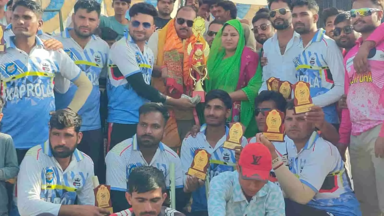 भरतपुर सेवर ग्राउंड में सर्व समाज प्रीमियर लीग की विजेता कपरौला टीम ट्रॉफी के साथ फोटो खिंचवाते हुए। भरतपुर सेवर ग्राउंड में सर्व समाज प्रीमियर लीग की विजेता कपरौला टीम ट्रॉफी के साथ फोटो खिंचवाते हुए।