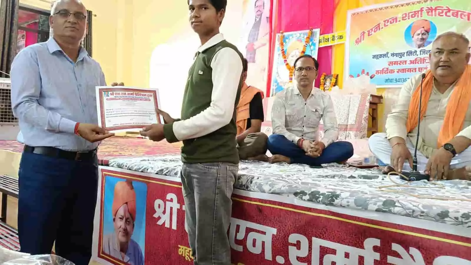 गंगापुर सिटी के मिलन गार्डन में एन एन शर्मा ट्रस्ट की बैठक के दौरान दीप प्रज्ज्वलित करते हुए पदाधिकारी। गंगापुर सिटी के मिलन गार्डन में एन एन शर्मा ट्रस्ट की बैठक के दौरान दीप प्रज्ज्वलित करते हुए पदाधिकारी।