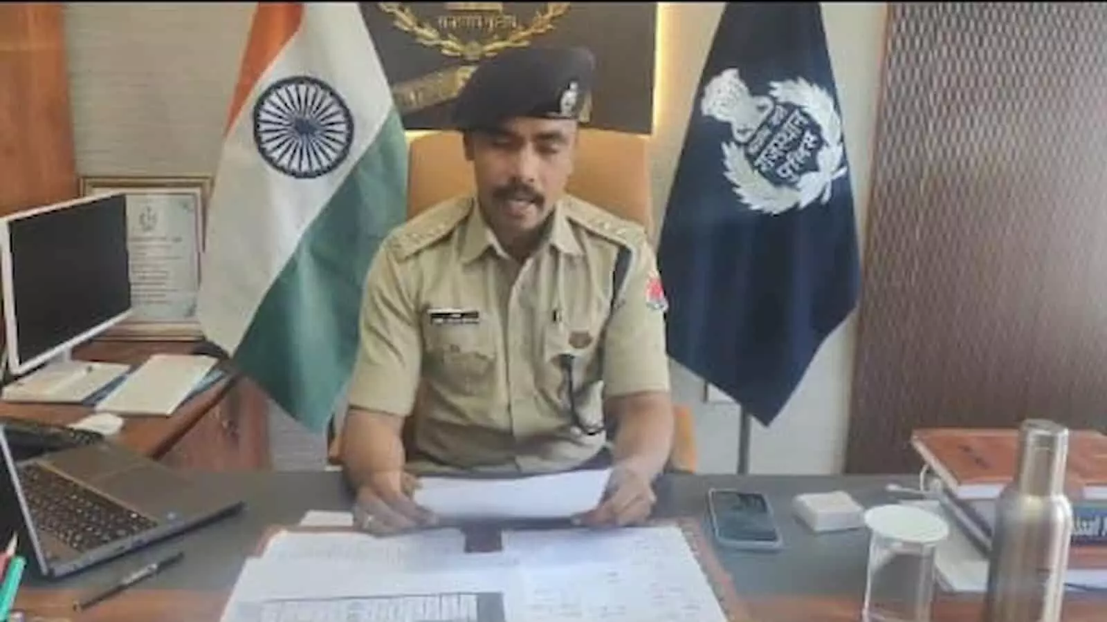 डीग पुलिस की हिरासत में खड़े आईपीएल सट्टा गिरोह के चार आरोपी और मेज पर रखे मोबाइल व नगद राशि। डीग पुलिस की हिरासत में खड़े आईपीएल सट्टा गिरोह के चार आरोपी और मेज पर रखे मोबाइल व नगद राशि।