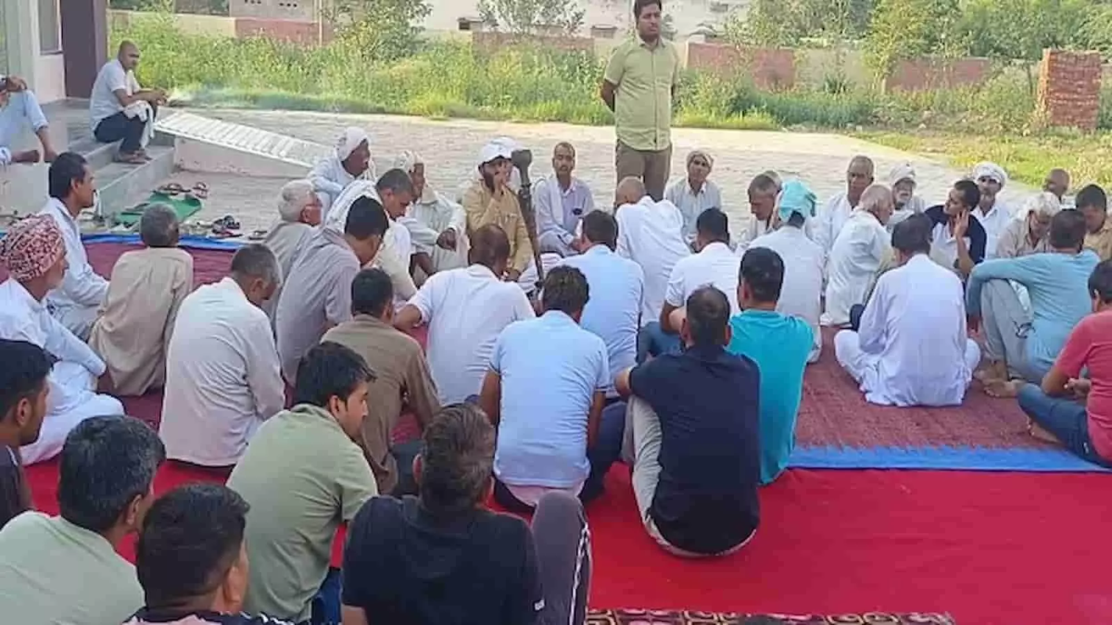 जनूथर में डॉ. अंबेडकर विकास समिति की बैठक में शोभायात्रा की तैयारियों पर चर्चा करते समाज के लोग। जनूथर में डॉ. अंबेडकर विकास समिति की बैठक में शोभायात्रा की तैयारियों पर चर्चा करते समाज के लोग।