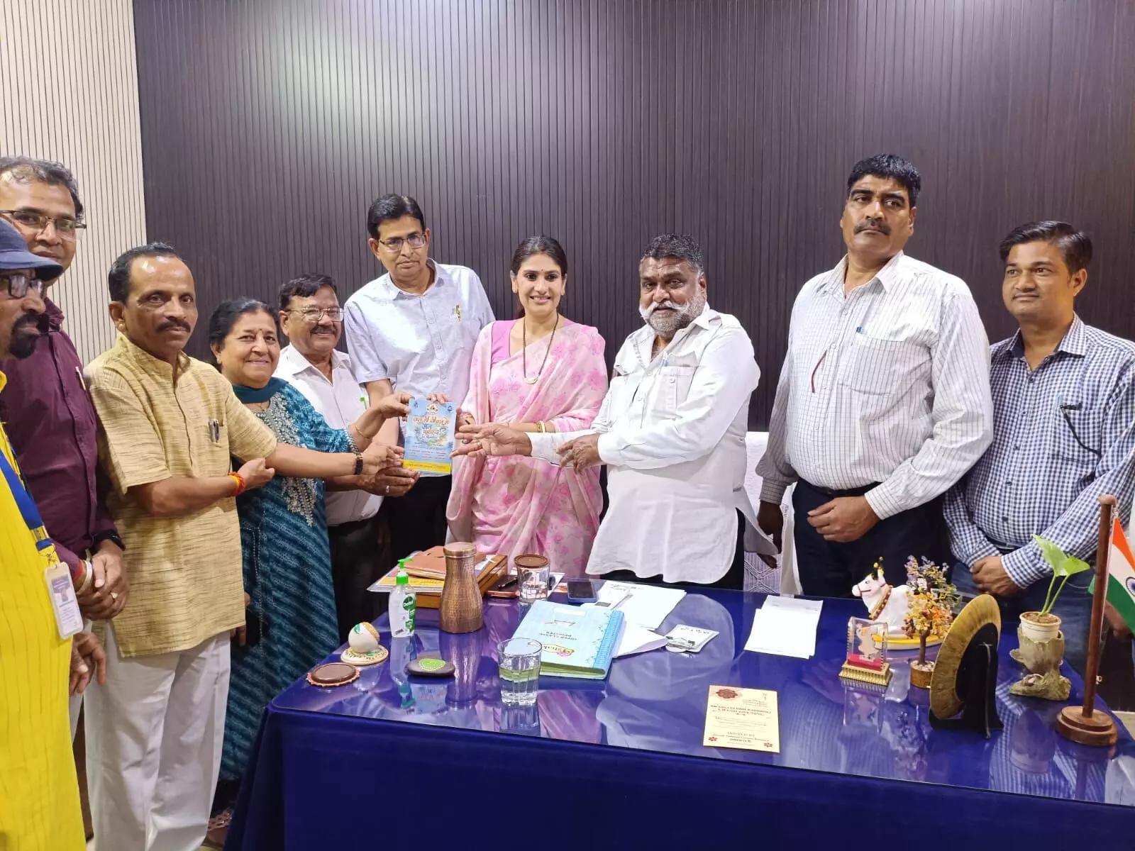 राजसमंद में विधायक दीप्ति किरण माहेश्वरी को जल संरक्षण पुस्तक भेंट करते साकेत साहित्य संस्थान के सदस्य राजसमंद में विधायक दीप्ति किरण माहेश्वरी को जल संरक्षण पुस्तक भेंट करते साकेत साहित्य संस्थान के सदस्य