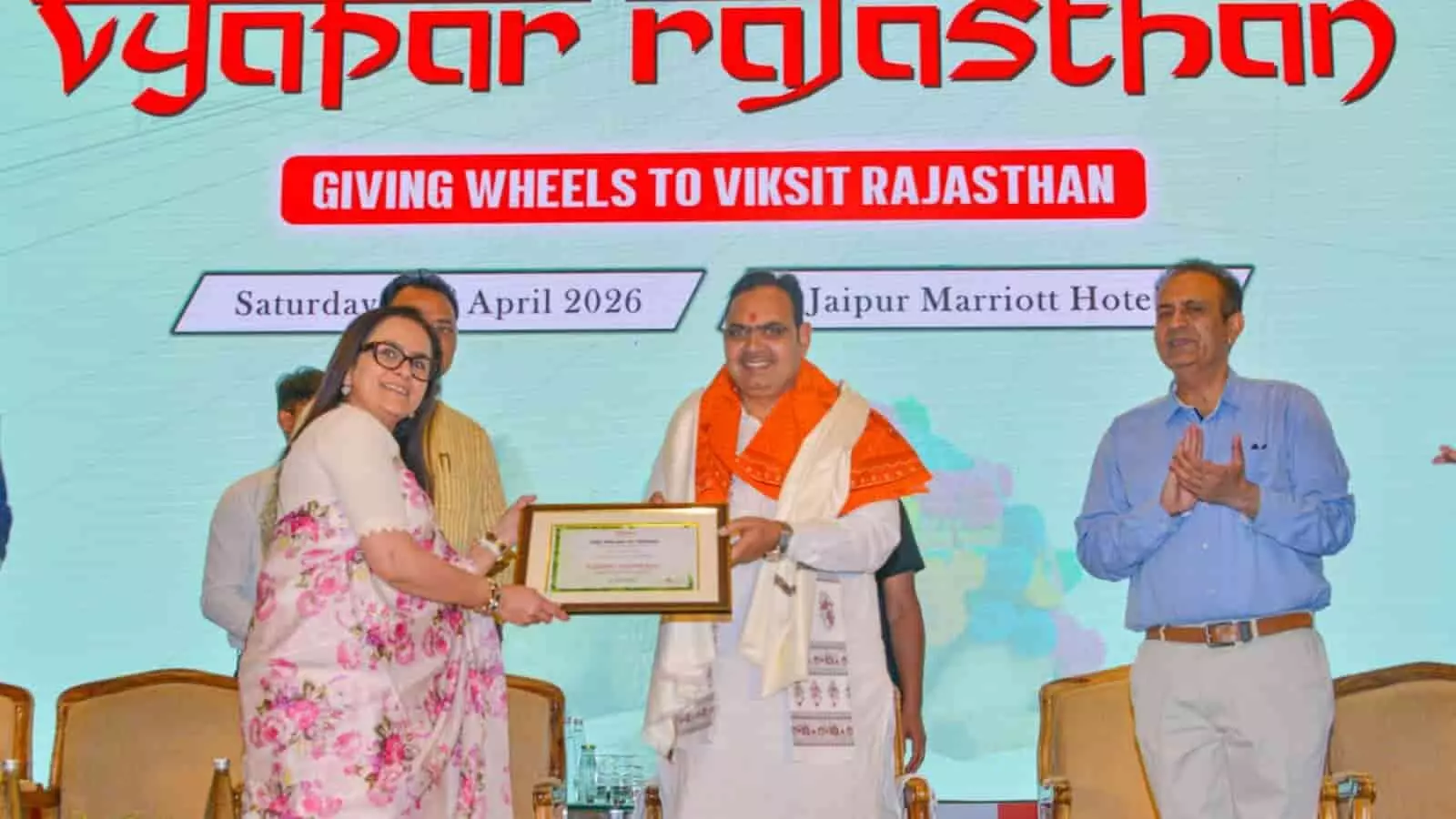 बांदीकुई में मंच पर संबोधन देते मुख्यमंत्री भजनलाल शर्मा और साथ में मौजूद अन्य स्थानीय जनप्रतिनिधि। बांदीकुई में मंच पर संबोधन देते मुख्यमंत्री भजनलाल शर्मा और साथ में मौजूद अन्य स्थानीय जनप्रतिनिधि।