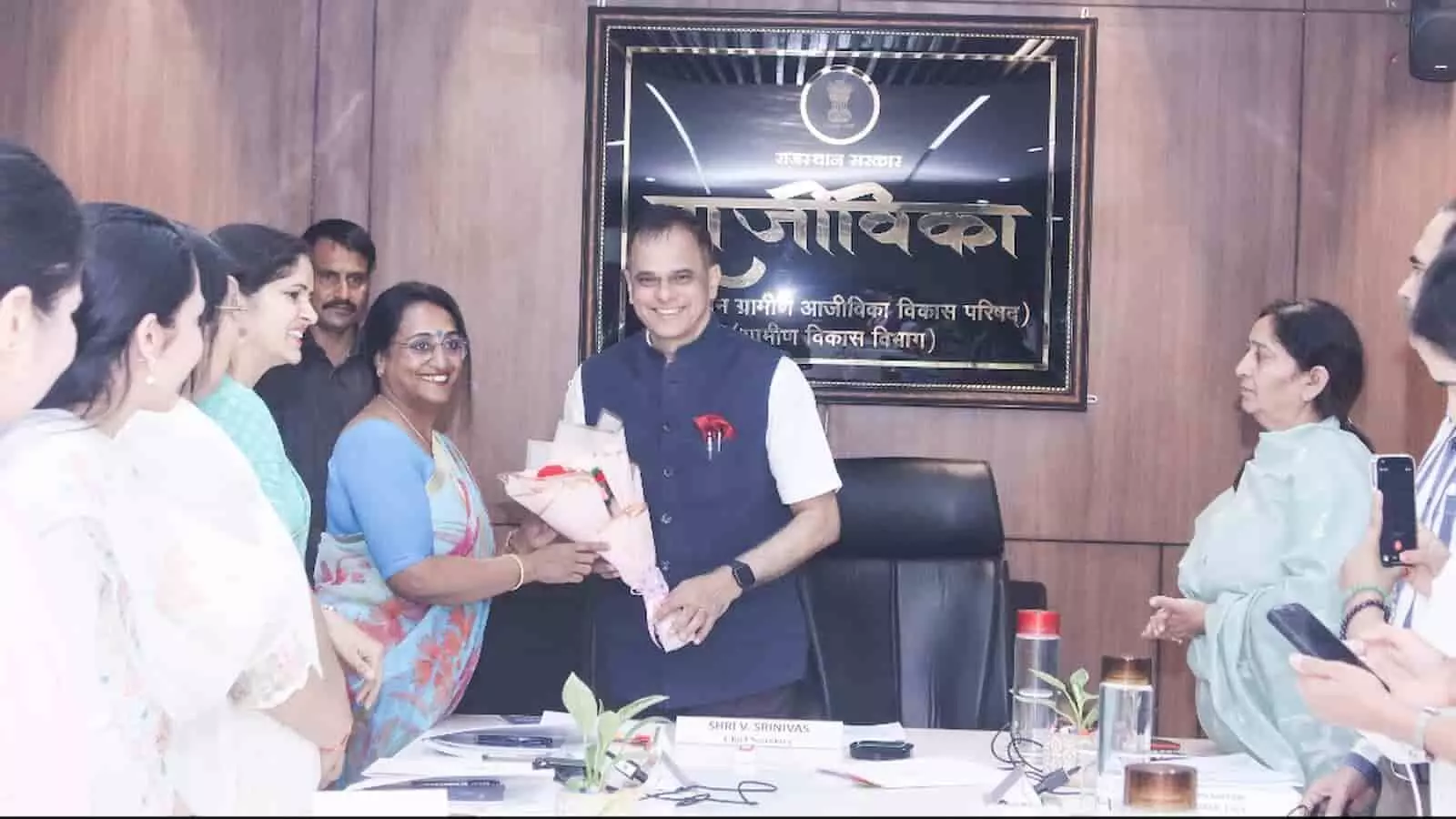 जयपुर में समीक्षा बैठक के दौरान मुख्य सचिव वी. श्रीनिवास लखपति दीदियों के साथ वर्चुअल संवाद करते हुए।