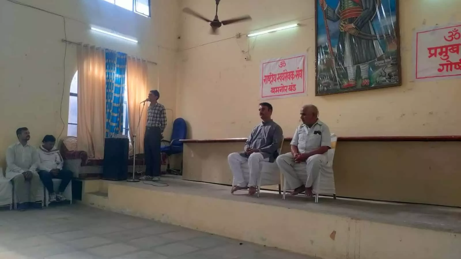 खमनौर के प्रताप सभागार में आयोजित आरएसएस की प्रमुख जन गोष्ठी में मंचासीन अतिथि और प्रतिभागी। खमनौर के प्रताप सभागार में आयोजित आरएसएस की प्रमुख जन गोष्ठी में मंचासीन अतिथि और प्रतिभागी।