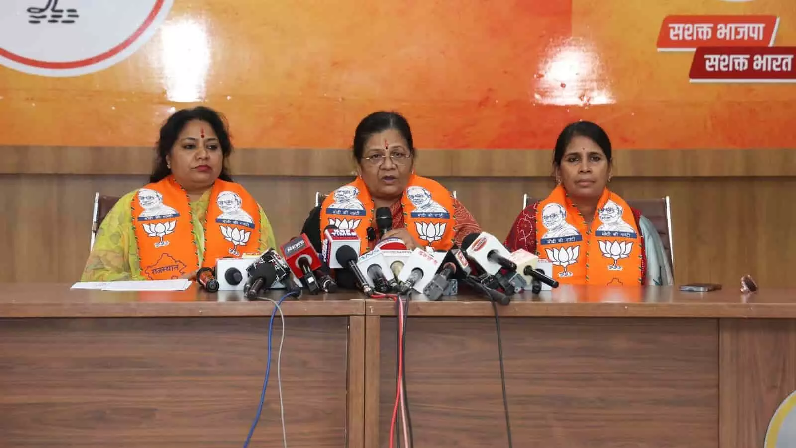 भाजपा प्रदेश कार्यालय जयपुर में प्रेस वार्ता के दौरान नारी शक्ति वंदन अधिनियम पर वक्तव्य देतीं सांसद मंजू शर्मा।
